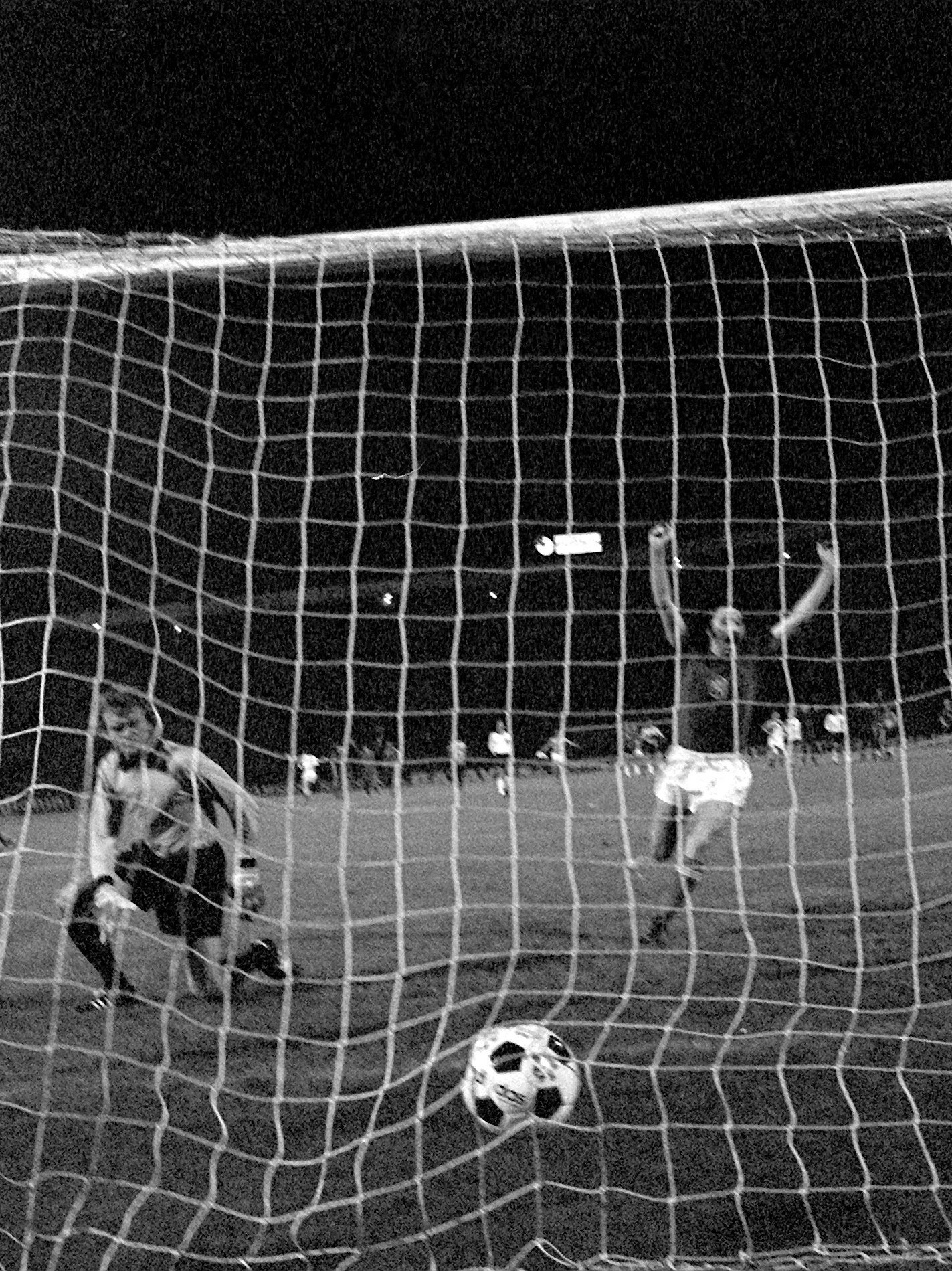 Die perfekte Bühne für den perfekten Elfmeter: Mit seinem Panenka überwindet Panenka den deutschen Torhüter Sepp Maier, der schon in der rechten Ecke liegt.