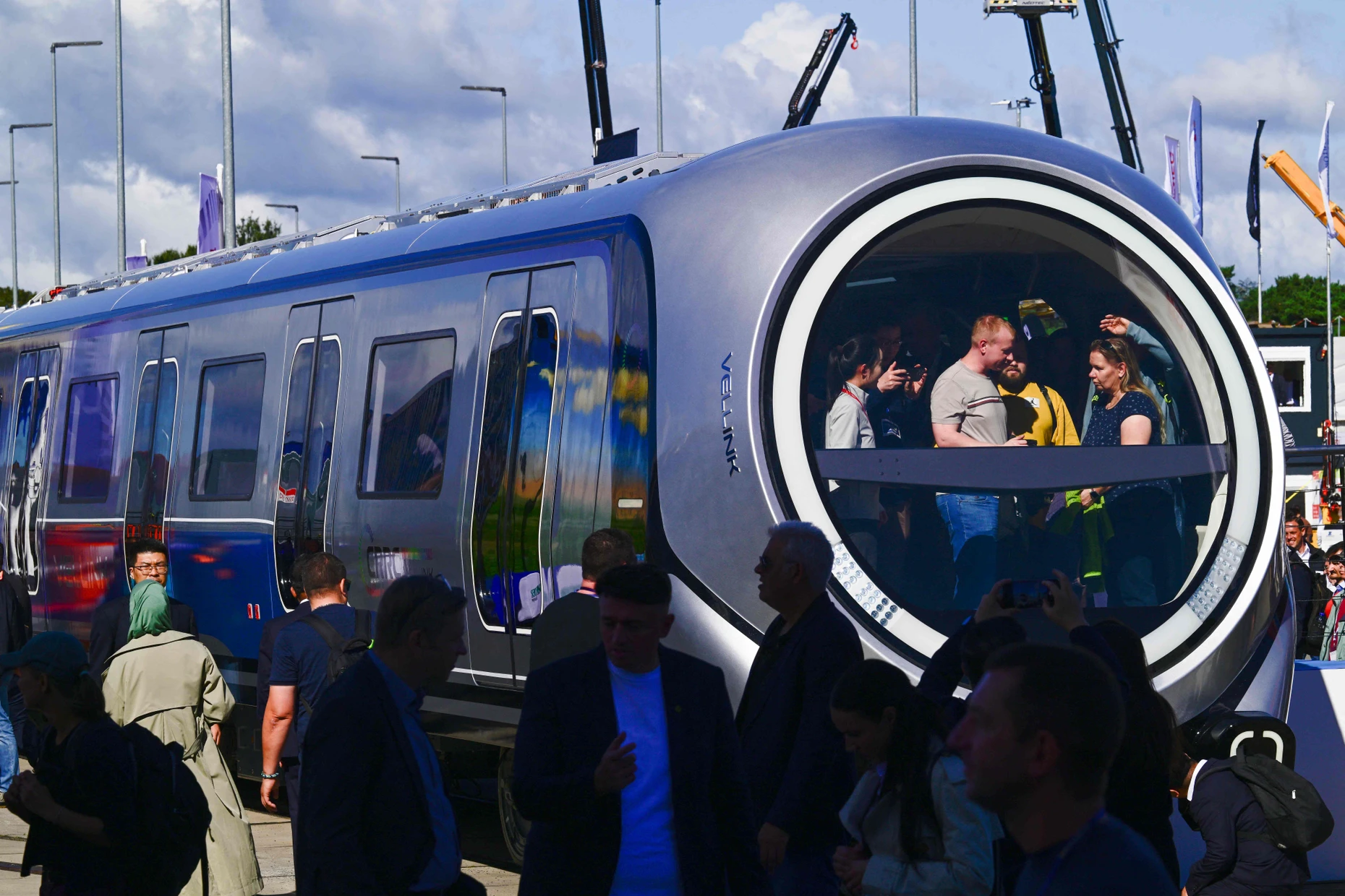 Messe Innotrans in Berlin: Der chinesische Branchengigant CRRC stellt einen Regionalzug aus.