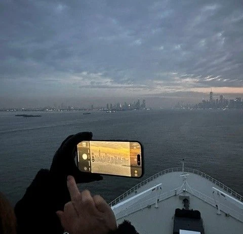 To the 5 Boroughs: Die Queen Mary 2 erreicht New York.