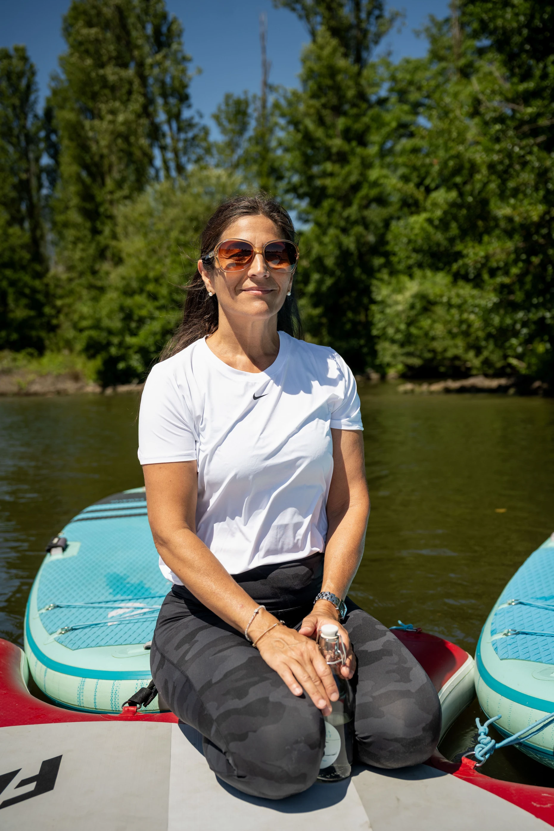 Sie hatte die Idee für Yogakurse auf dem Main: Vor zehn Jahren hat Yogalehrerin Aylin Flasdick mit SUP-Yogakursen angefangen.