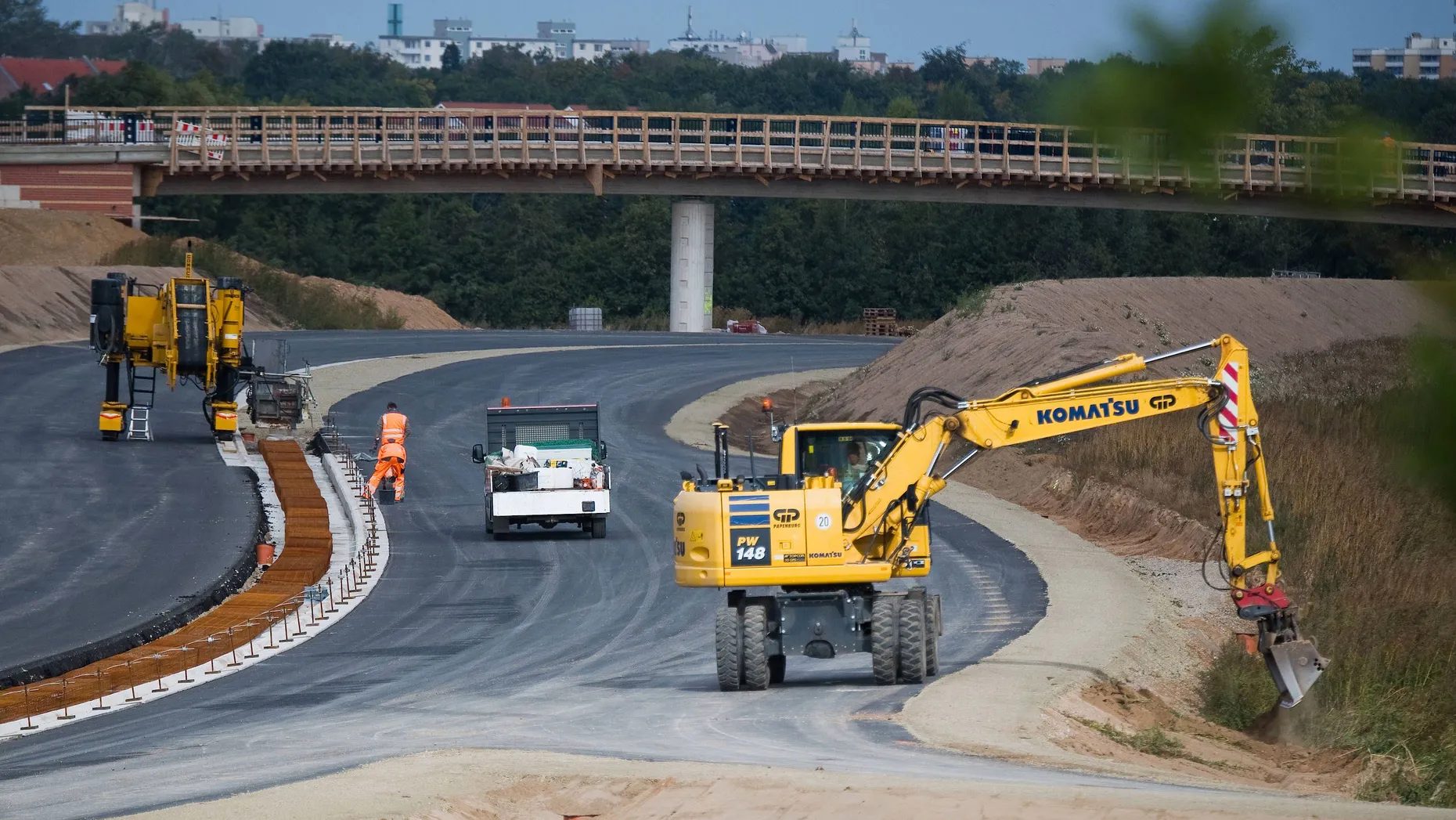 Niedersachsen, Hemmingen: Arbeiter bauen an der Ortsumgehung der Bundesstraße B3 (Archivbild).