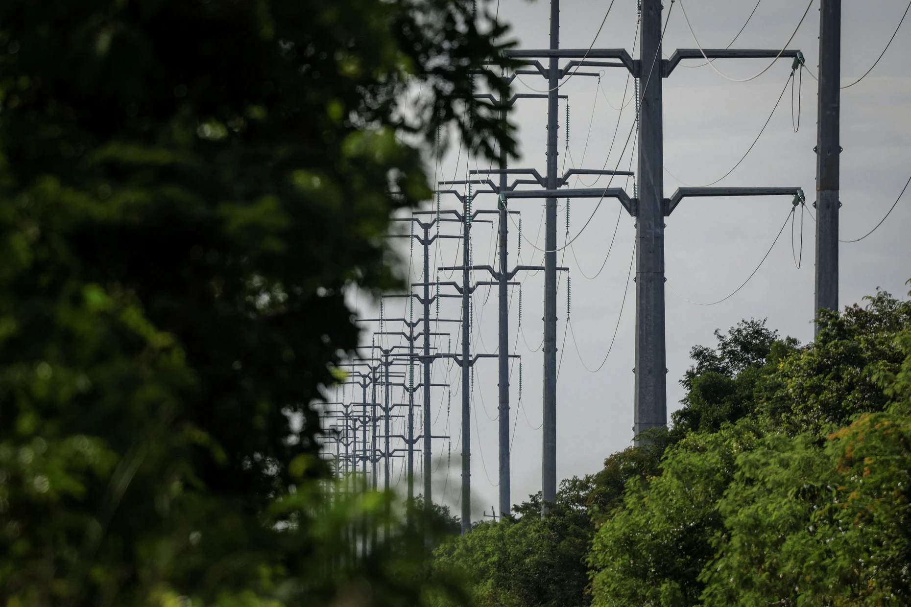 Strommasten, die gebaut wurden, um die Zugstrecke mit Strom zu versorgen