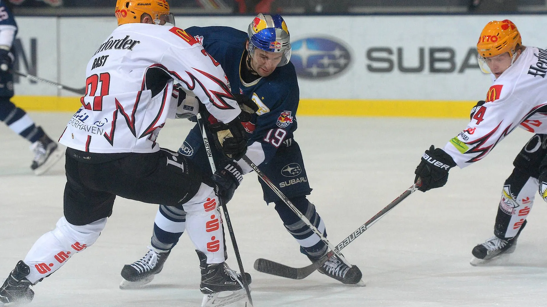 Der deutsche Meister EHC München hat erstmals seit dem 26. Oktober 2016 die Tabellenführung in der Deutschen Eishockey Liga (DEL) verloren. Am 39. Spieltag wurde dem Titelverteidiger Favoritenschreck Bremerhaven Pinguins zum Verhängnis. Der DEL-Neuling gewann am Freitag überraschend, aber nicht unverdient 3:1 (1:0, 1:1, 1:0) beim Meisterschaftsfavoriten. München war seit dem 14. Spieltag DEL-Tabellenführer. Neu an der Spitze liegen die Nürnberg Ice Tigers, die beim 5:2 (1:1, 1:1, 3:0) nur zwei Drittel Probleme mit dem Krisenteam Düsseldorfer EG hatten. Den Gästen, die nur eines der vergangenen neun Spiel gewannen, wurden vor allem die Strafzeiten zum Verhängnis. Der achtmalige Meister hat damit vor dem Derby am Sonntag gegen die Kölner Haie nur noch geringe Chancen auf eine Playoff-Teilnahme. (dpa)