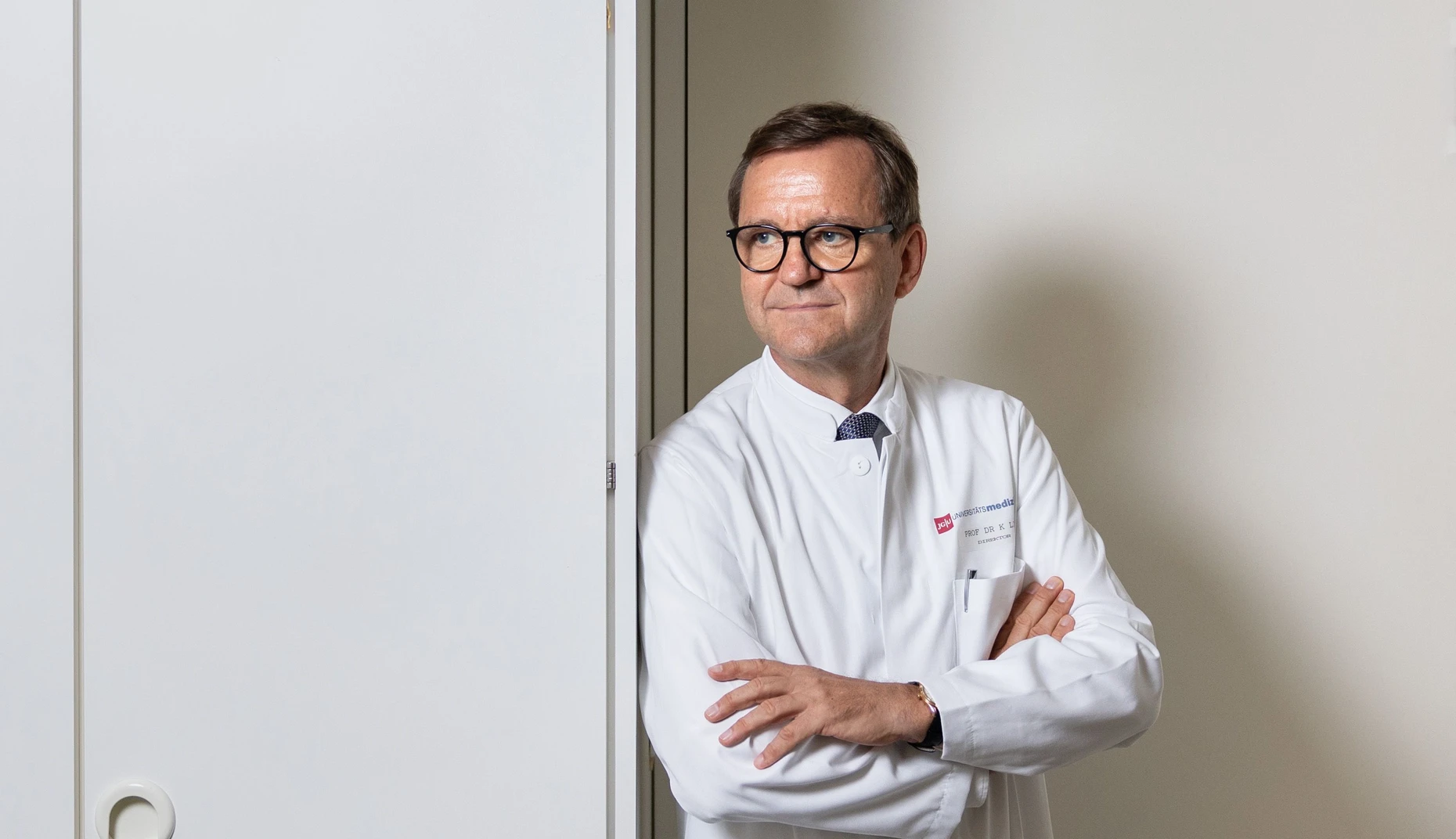 Professor Klaus Lieb, Direktor der Klinik für Psychiatrie und Psychotherapie der Universitätsmedizin Mainz, steht in seinem Büro in der Klinik für Psychiatrie und Psychotherapie in Mainz.