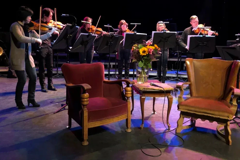 Wir bitten Platz zu nehmen: Innovative Musikvermittlung muss sich auf jedes Publikum einstellen. Am 14. April 2023 veranstaltete das Maastricht Centre for the Innovation of Classical Music einen Workshop über Storytelling im Theater von Heerlen