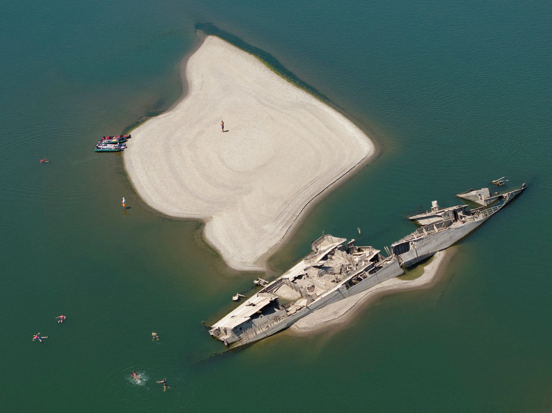 Auch in Serbien tauchen seltsame Relikte auf: Das Drohnenbild aus Prahovo an der Donau zeigt ein gesunkenes deutsches Kriegsschiff, das nun fast vollständig zu sehen ist.
