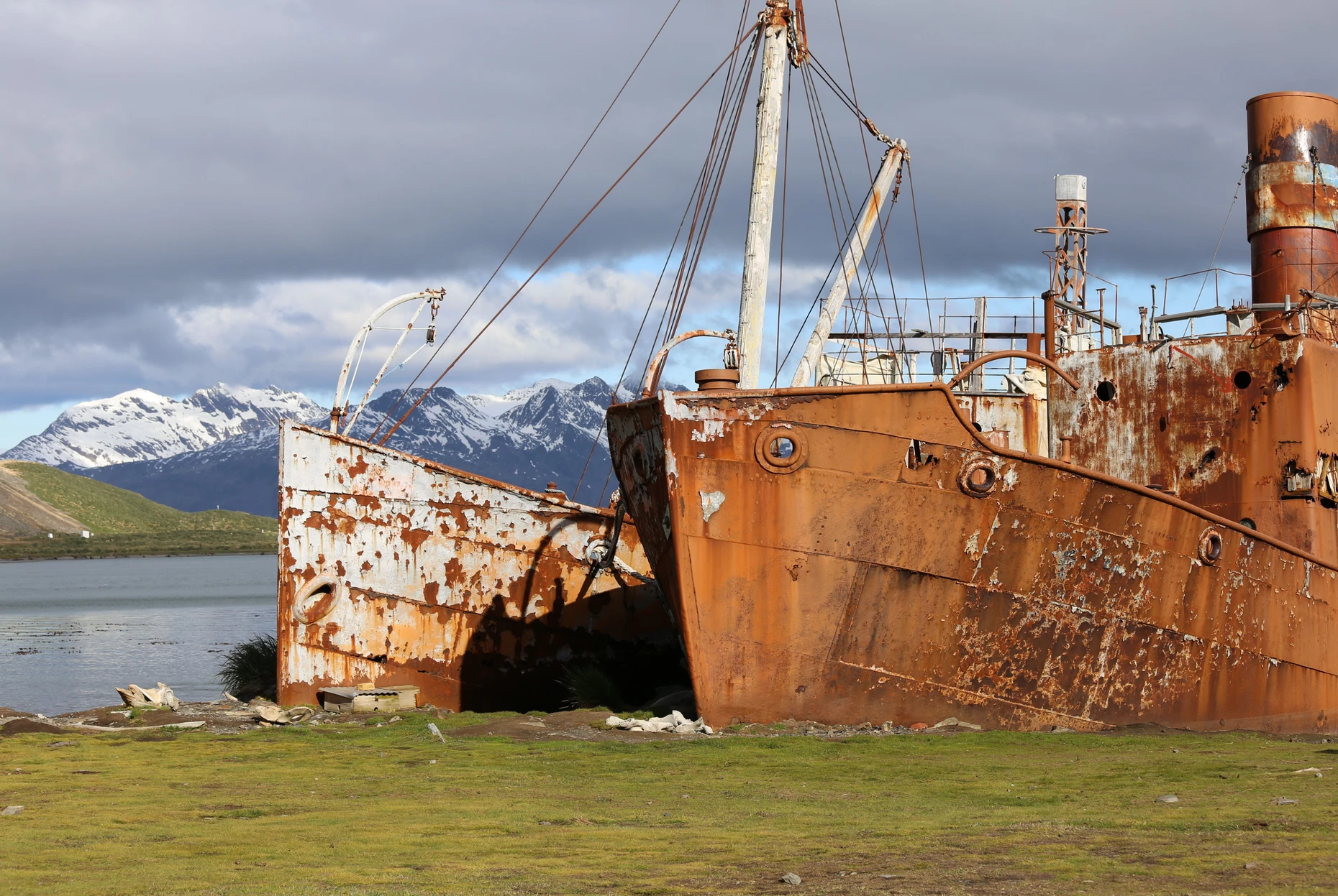 Relikte menschlicher Hybris: zwei Schiffe in der ehemaligen Walfängersiedlung Grytviken