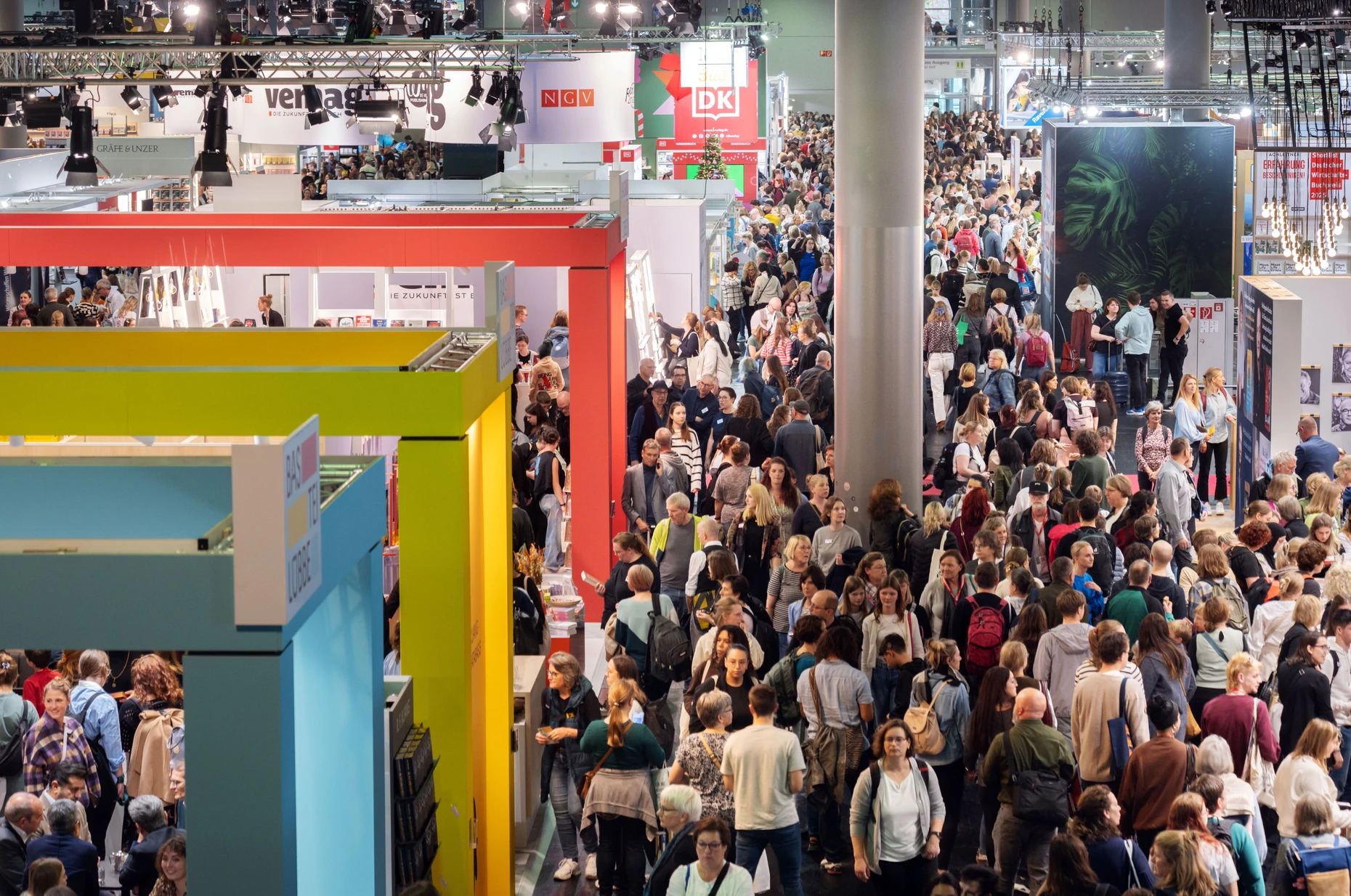 Die Frankfurter Buchmesse 2025. Blick von der Zwischenebene in Halle 3 durch das Fenster in Halle 3.0