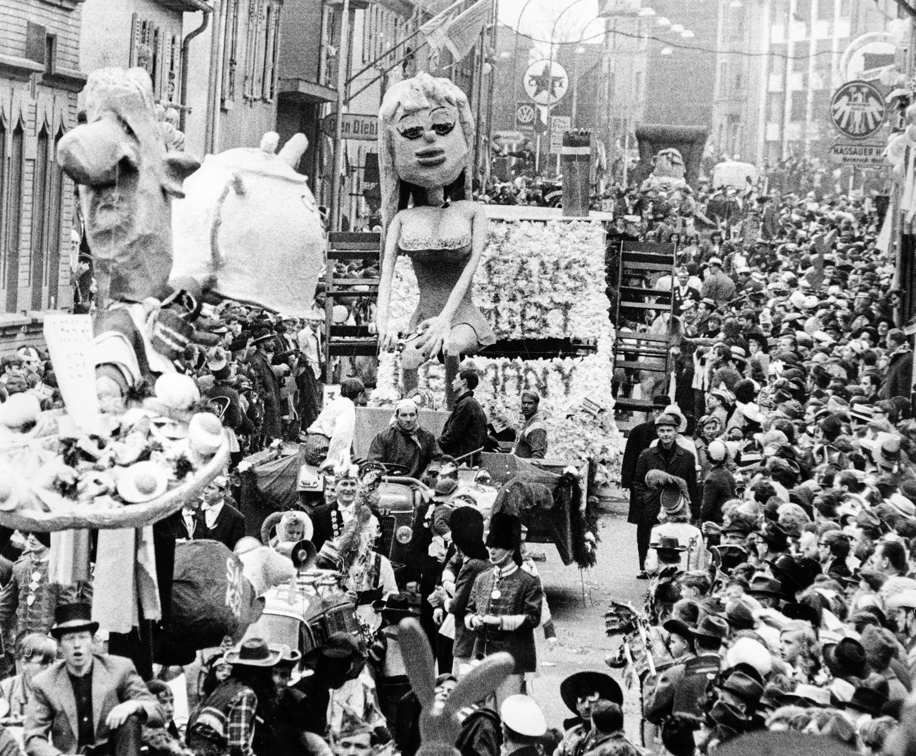 Kleiner Stadtteil – riesiger Umzug: Zuschauerandrang am 7.2.1967 beim legendären Fastnachtsumzug in „Klaa Paris“, wie sich Frankfurt-Heddernheim an den tollen Tagen nennt