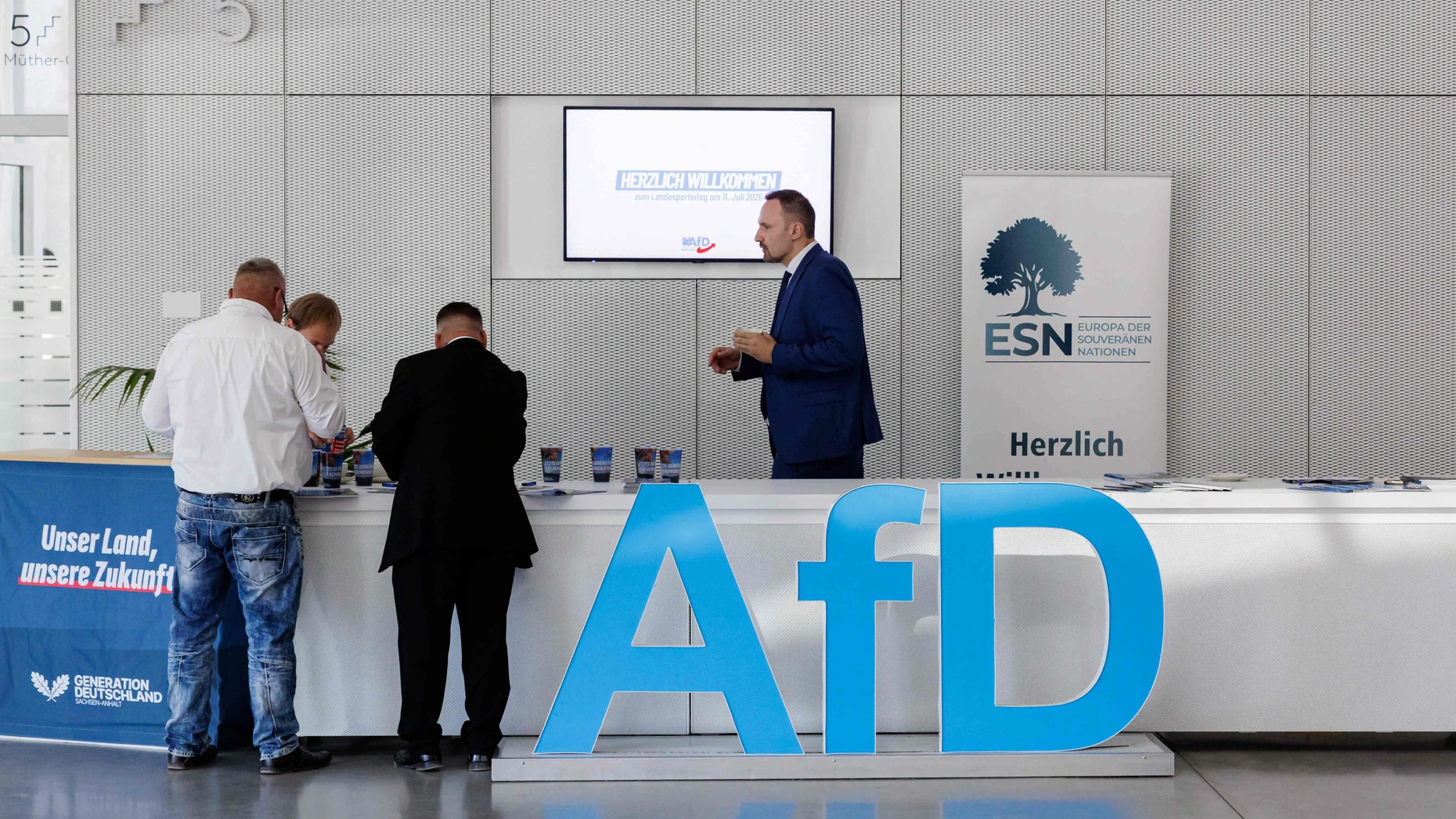 JENS SCHLUTER / AFP