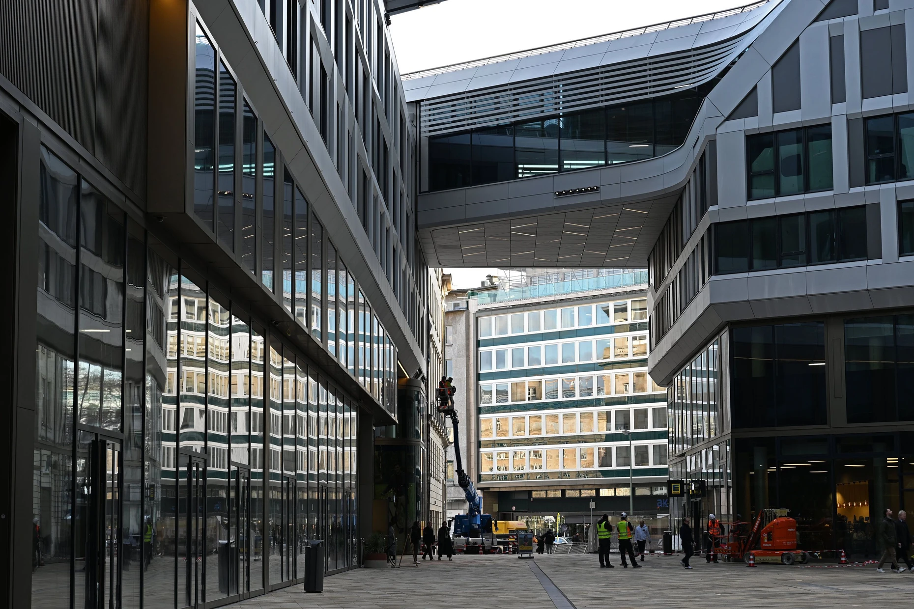 En el centro de Frankfurt: los cuatro rascacielos combinan vivienda, trabajo, comercio y restauración.