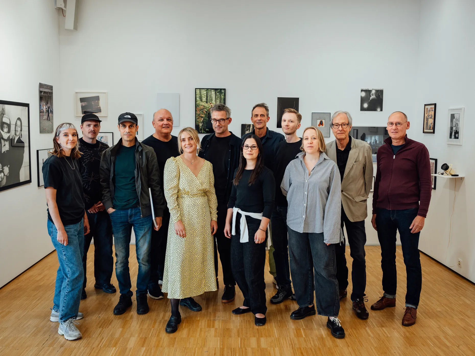 Das nicht ganz vollzählige Fotohof-Kollektiv: von links Katrin Froschauer, Valentin Backhaus, Motahar Amiri, Herman Seidl, Anna Aicher, Peter Schreiner, Helena Kalleitner, Andrew Phelps, Mateusz Dworczyk, Nadine Weixler, Michael Mauracher und Rainer Iglar