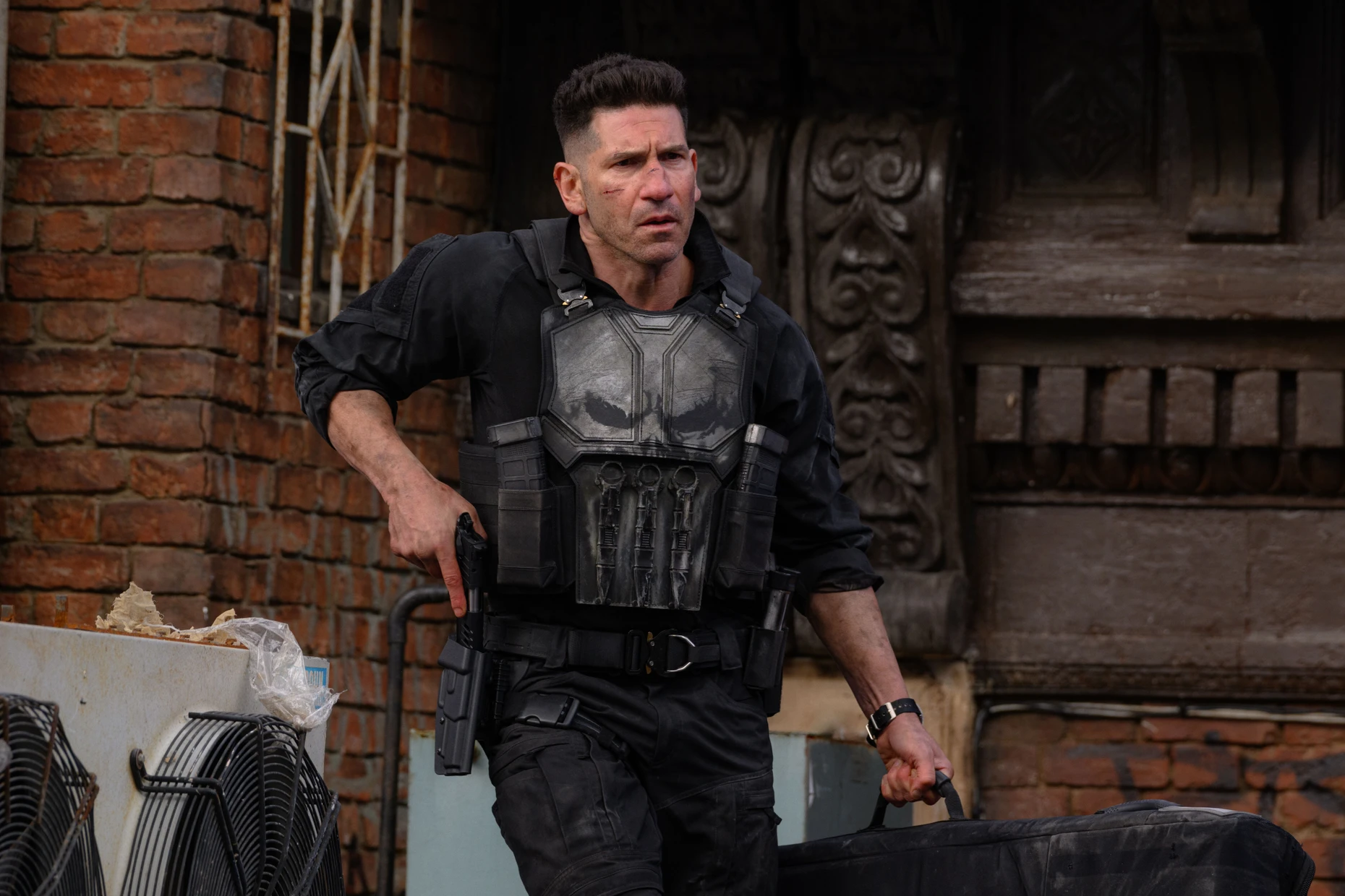 Nicht lange fackeln, es ist eh brenzlig genug: Jon Bernthal als The Punisher