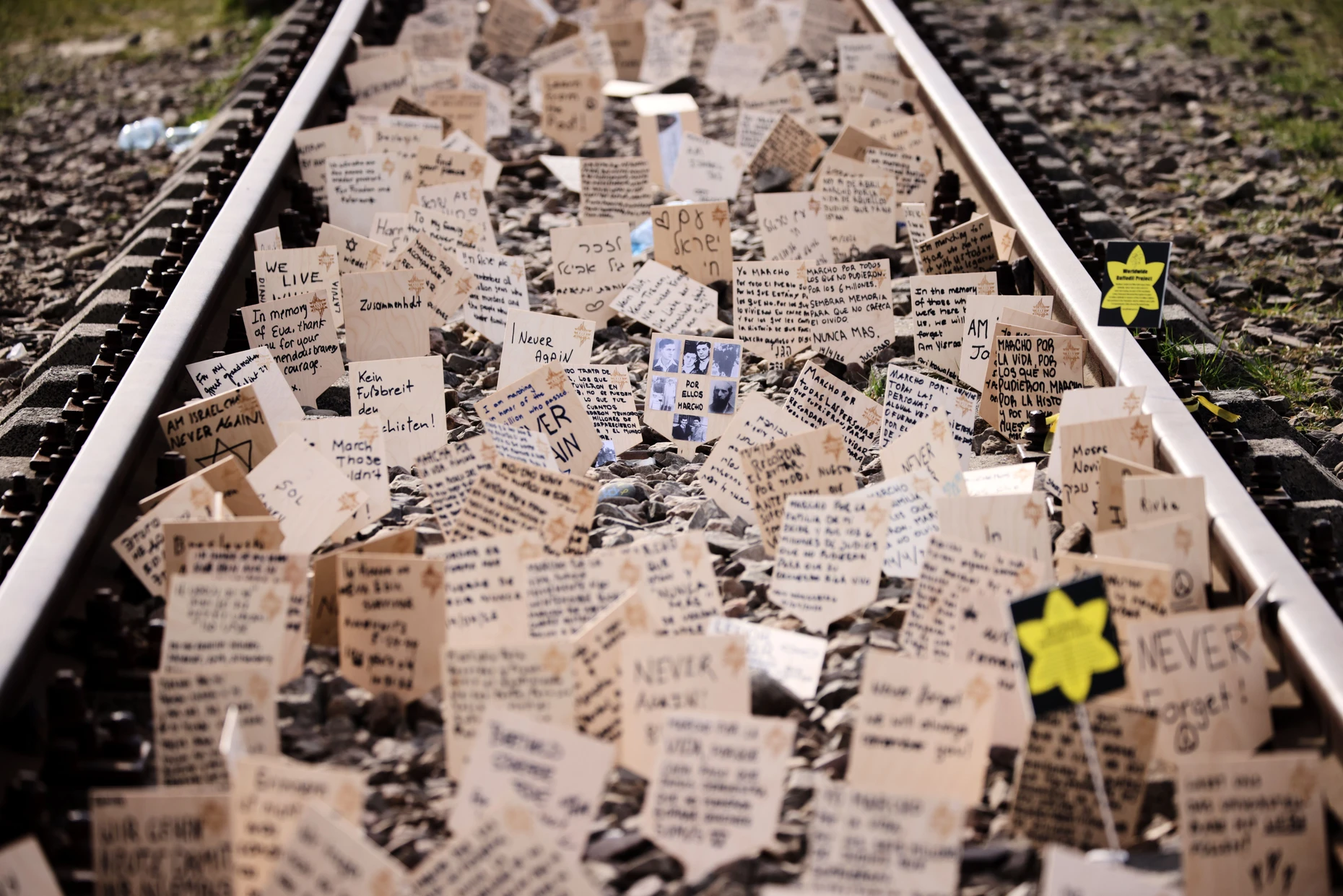 Erinnerungszettel vom „Marsch der Lebenden“ in Auschwitz