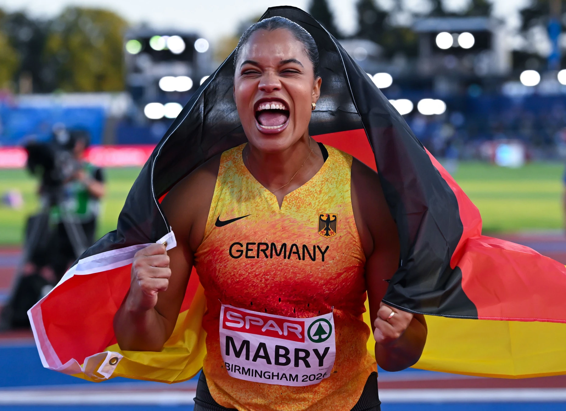Yemisi Mabry jubelt über ihren dritten Platz beim Kugelstoßen.