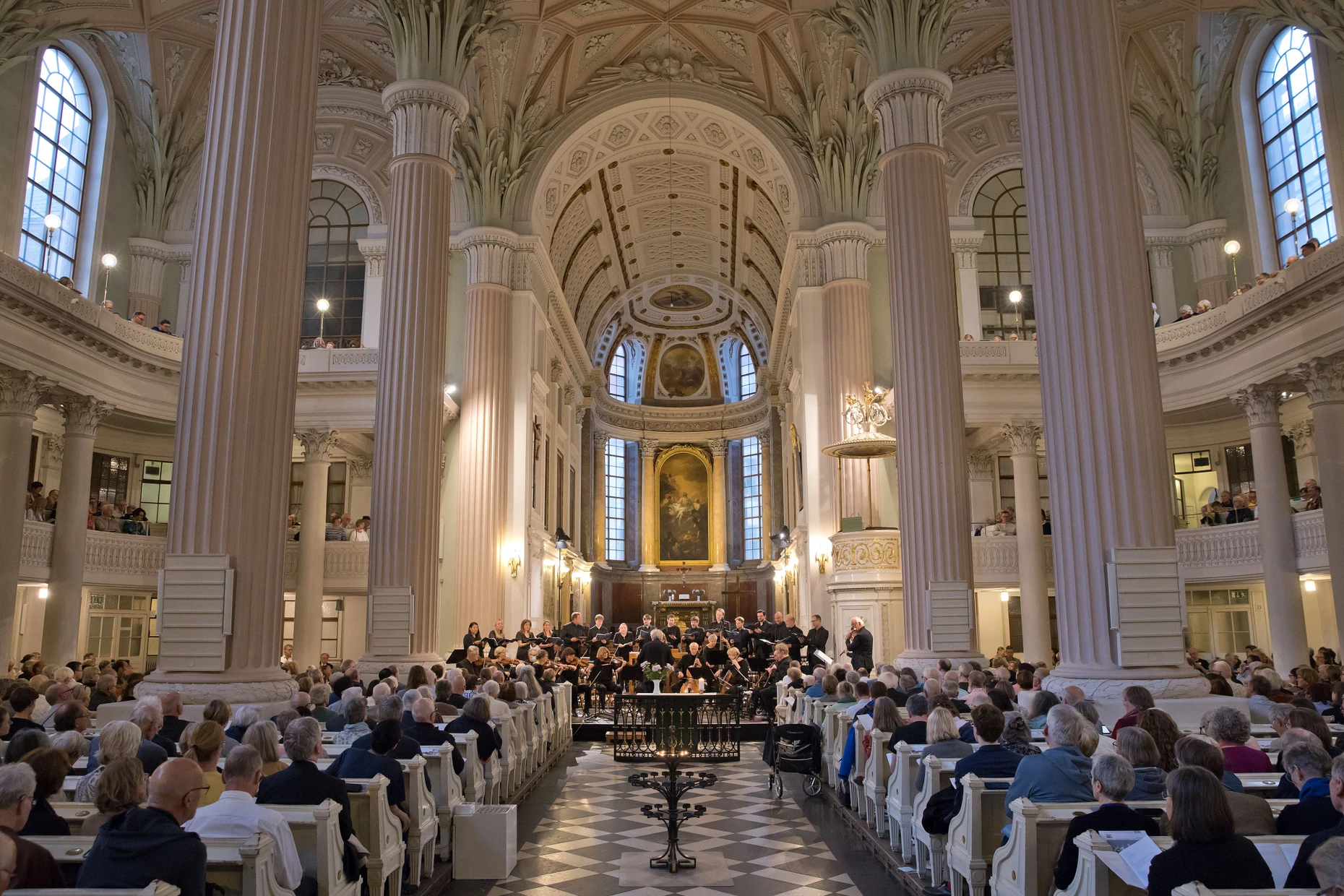 Das Publikum strömt scharenweise in die Nikolaikirche zur Hitparade „Top 50 Bach Cantatas“, hier mit dem Collegium Vocale Gent, und Philippe Herreweghe.