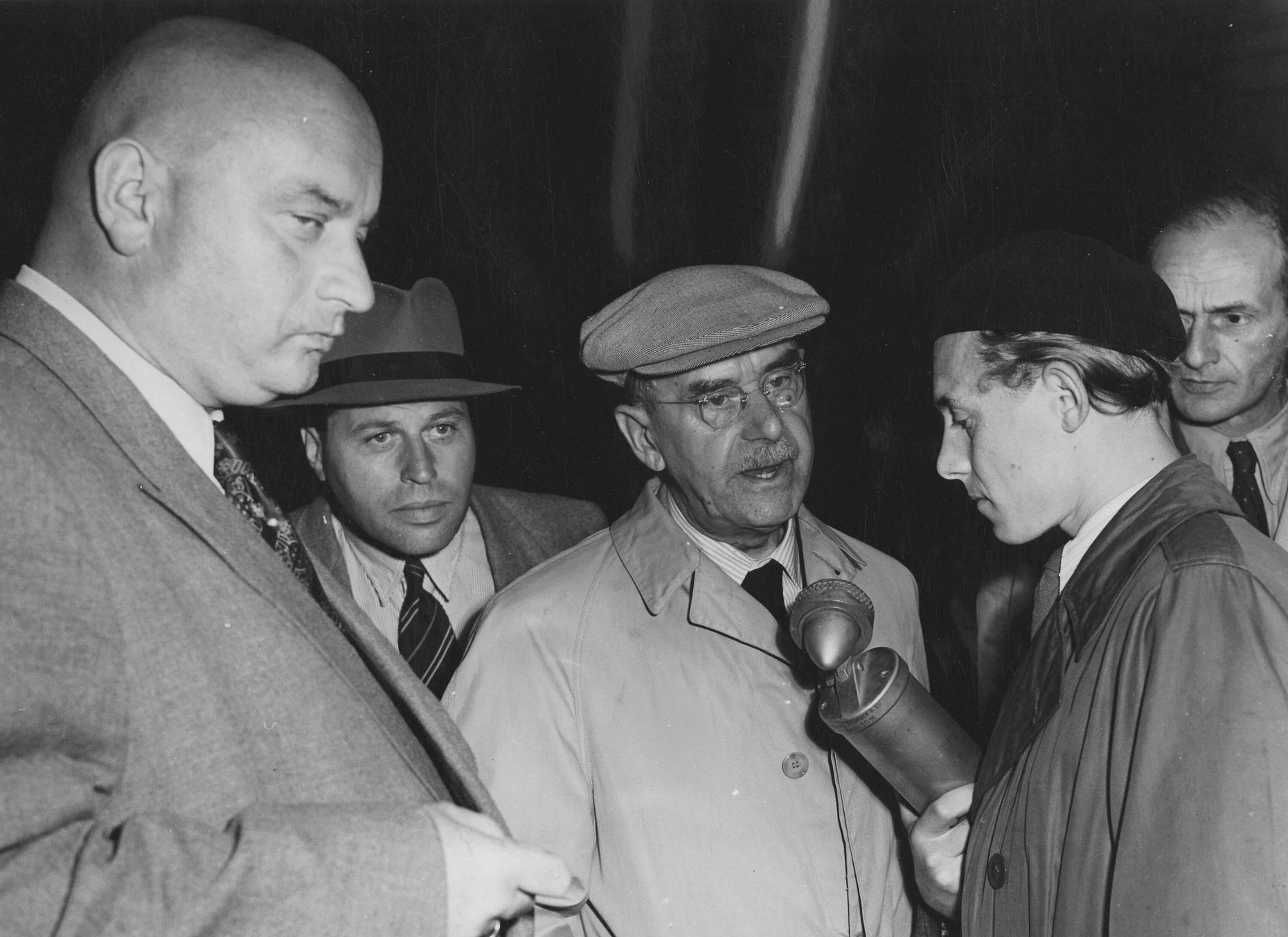 Abreise aus Deutschland: Thomas Mann am 3. August 1949 im Frankfurter Hauptbahnhof, begleitet von Oberbürgermeister Walter Kolb (links)