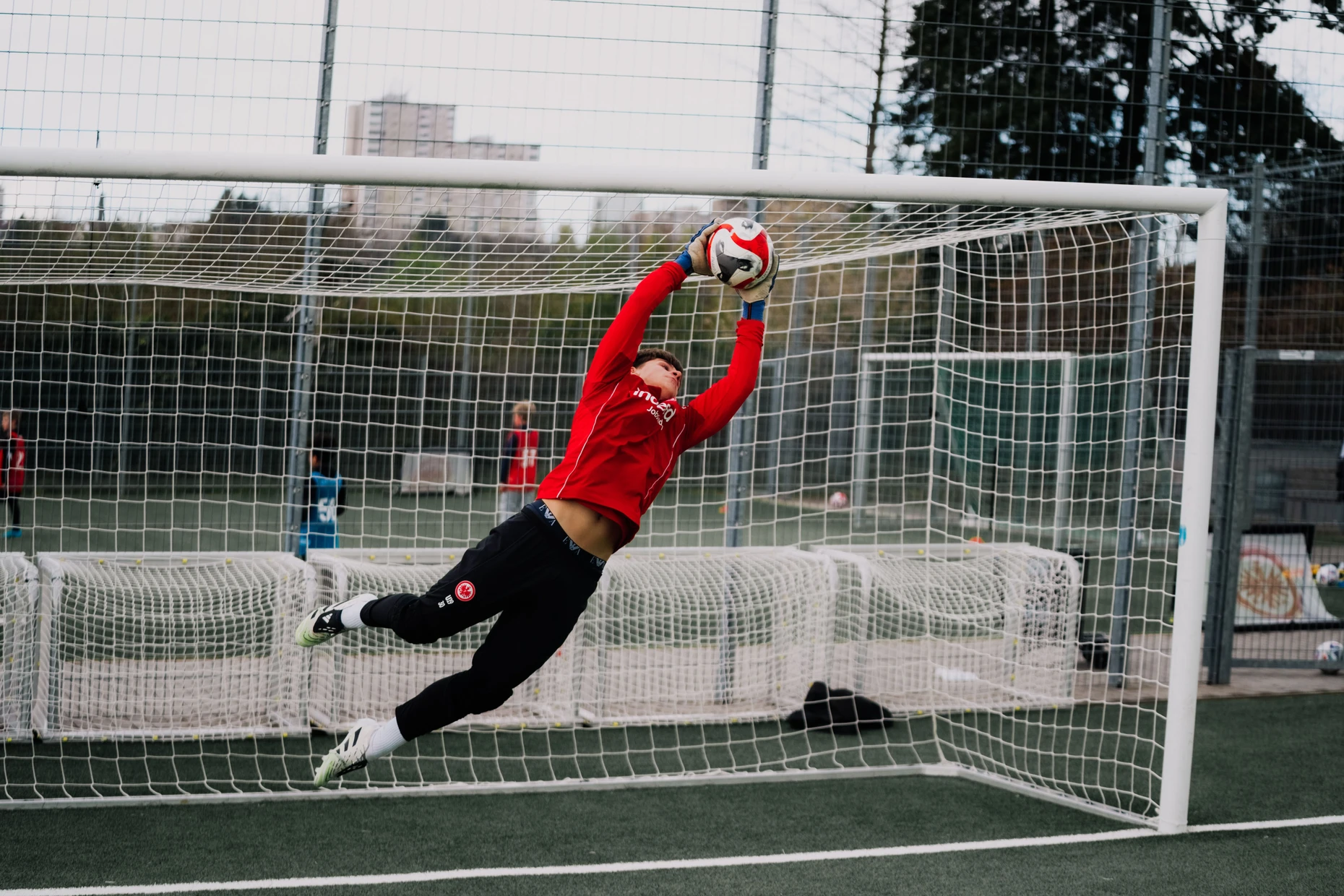 Fliegender Torwart: Marlon Franzen beim Training der Eintracht-U19