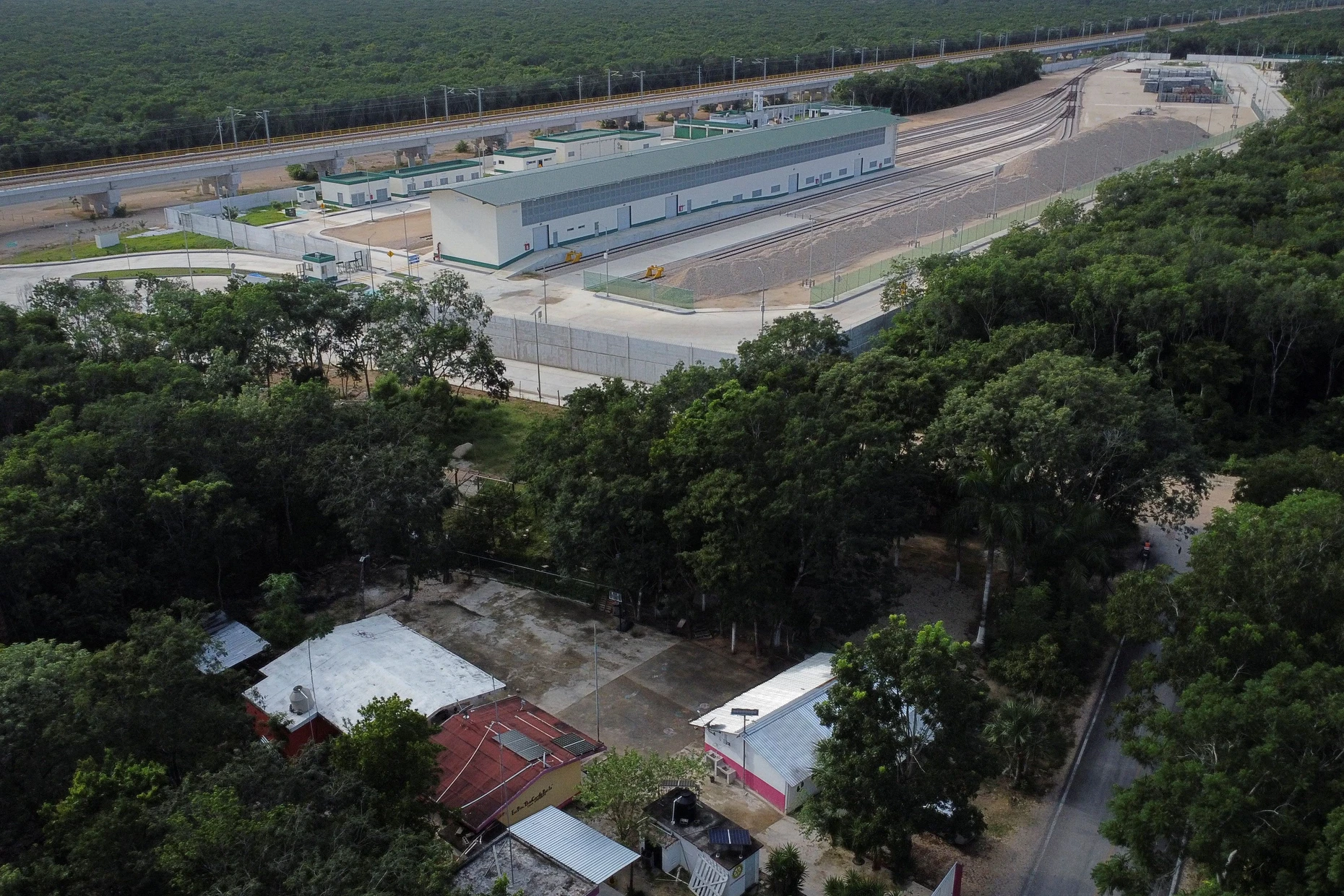 Die Schule des Ortes Vida y Esperanza liegt direkt neben einem Bahnwartungsdepot der Maya-Zugstrecke. Während die Zugstrecke und das Depot Stromzugang haben, verfügt die Schule über keinen Anschluss an das Stromnetz.