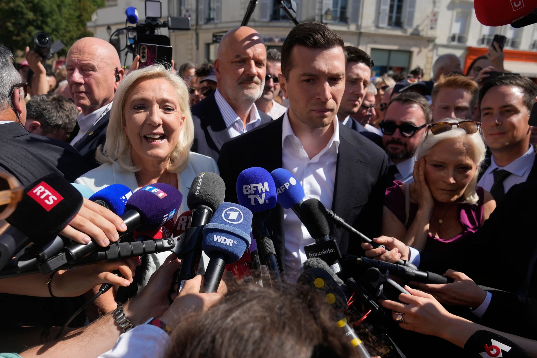 Finstere Miene: Jordan Bardella bei einem Marktbesuch in La Flèche im Westen Frankreichs neben Marine Le Pen – nach dem Gerichtsurteil