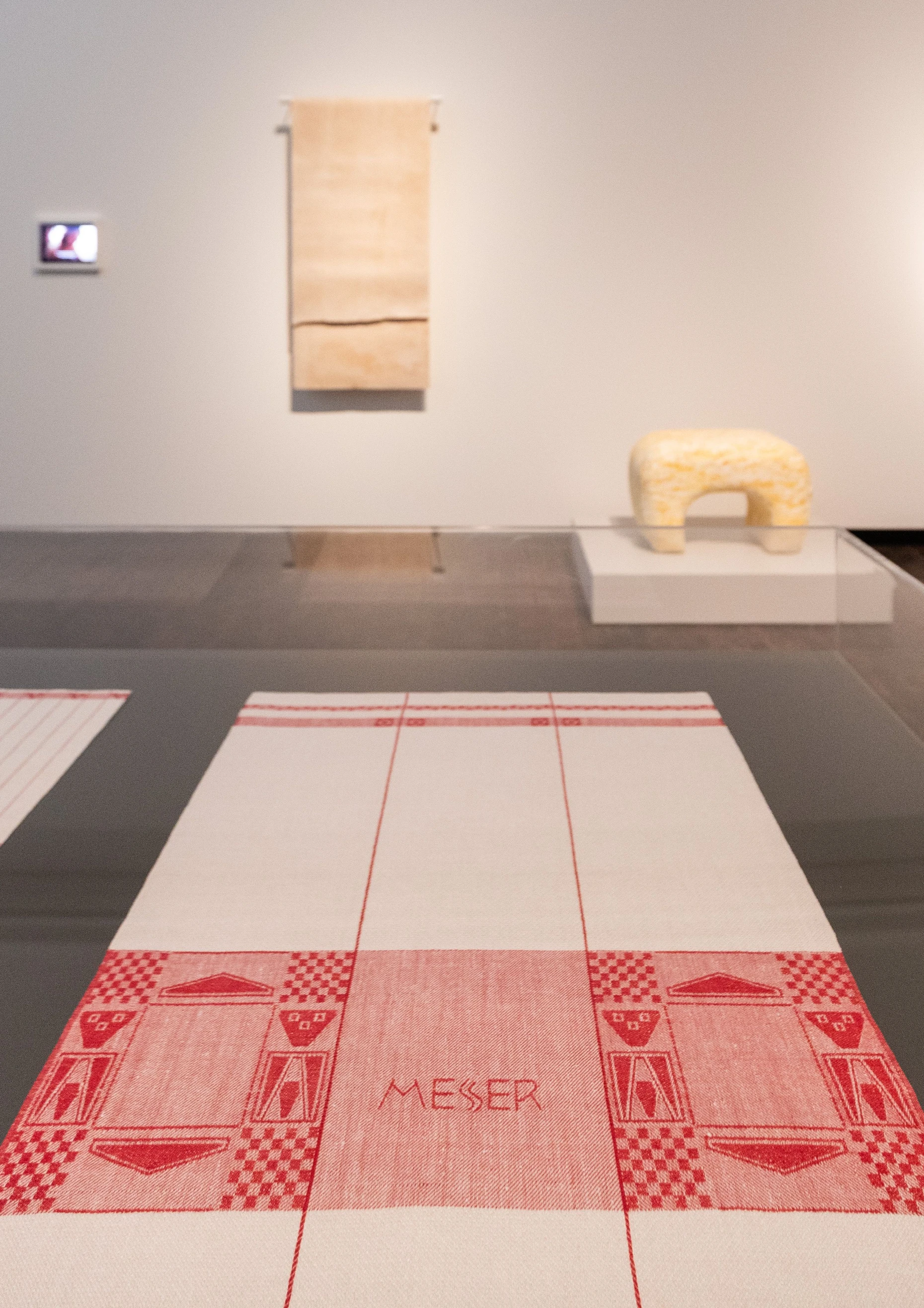 Das Ziel des erschwinglichen Designs vereint ein Geschirrtuch (um 1904) nach einem Entwurf von Joseph Maria Olbrich und recycelte Textilien von (un) woven studio.