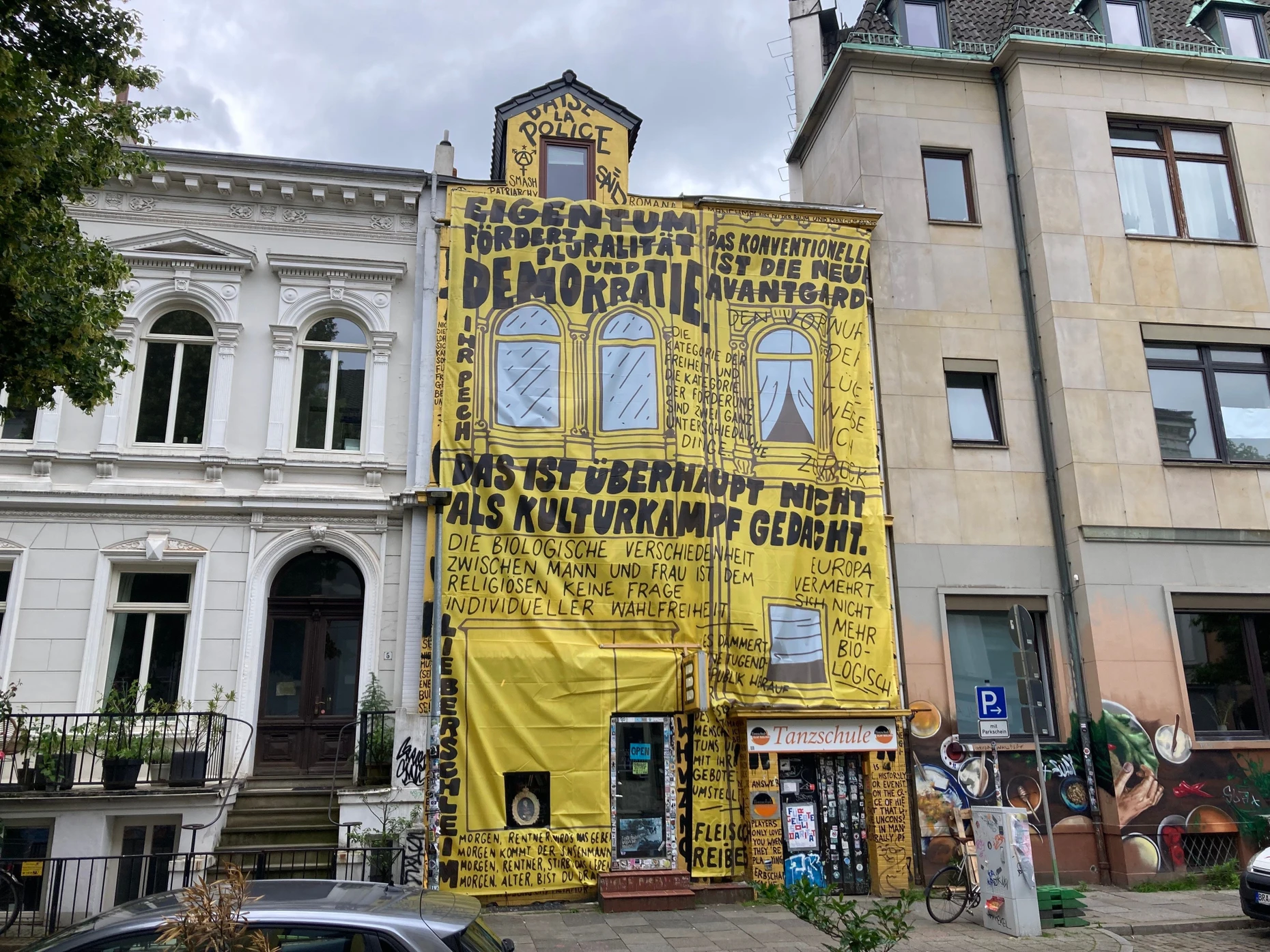 Fassade der Buchhandlung Golden Shop: Auf Stoffbahnen sind Zitate von Kulturstaatsminister Weimer gedruckt, der den Laden von der Liste der Preisträger für den Deutschen Buchhandlungspreis 2026 gestrichen hatte.