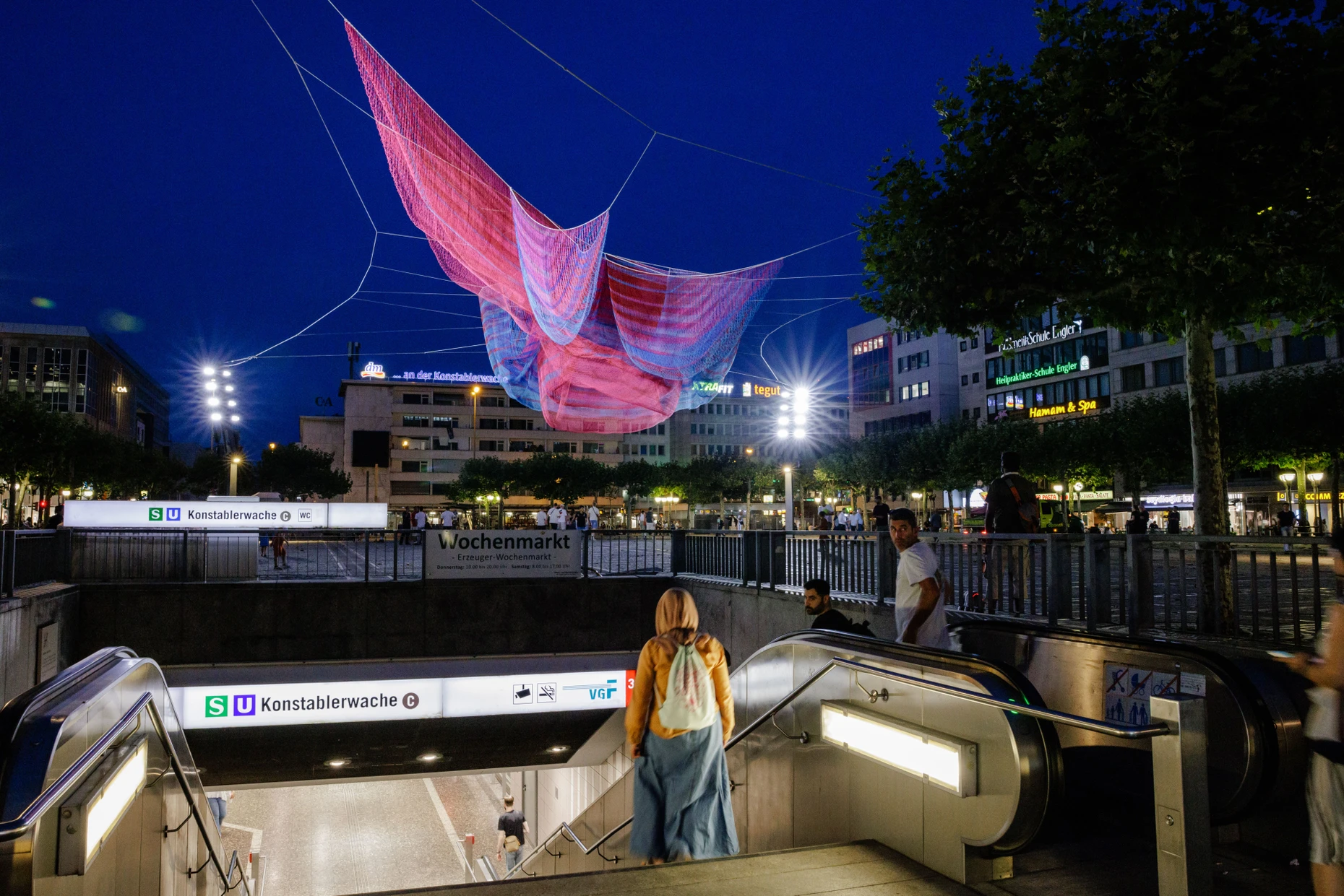 Von Ferne sichtbar: Die Skulptur von Janet Echelman scheint in der Luft zu schweben.