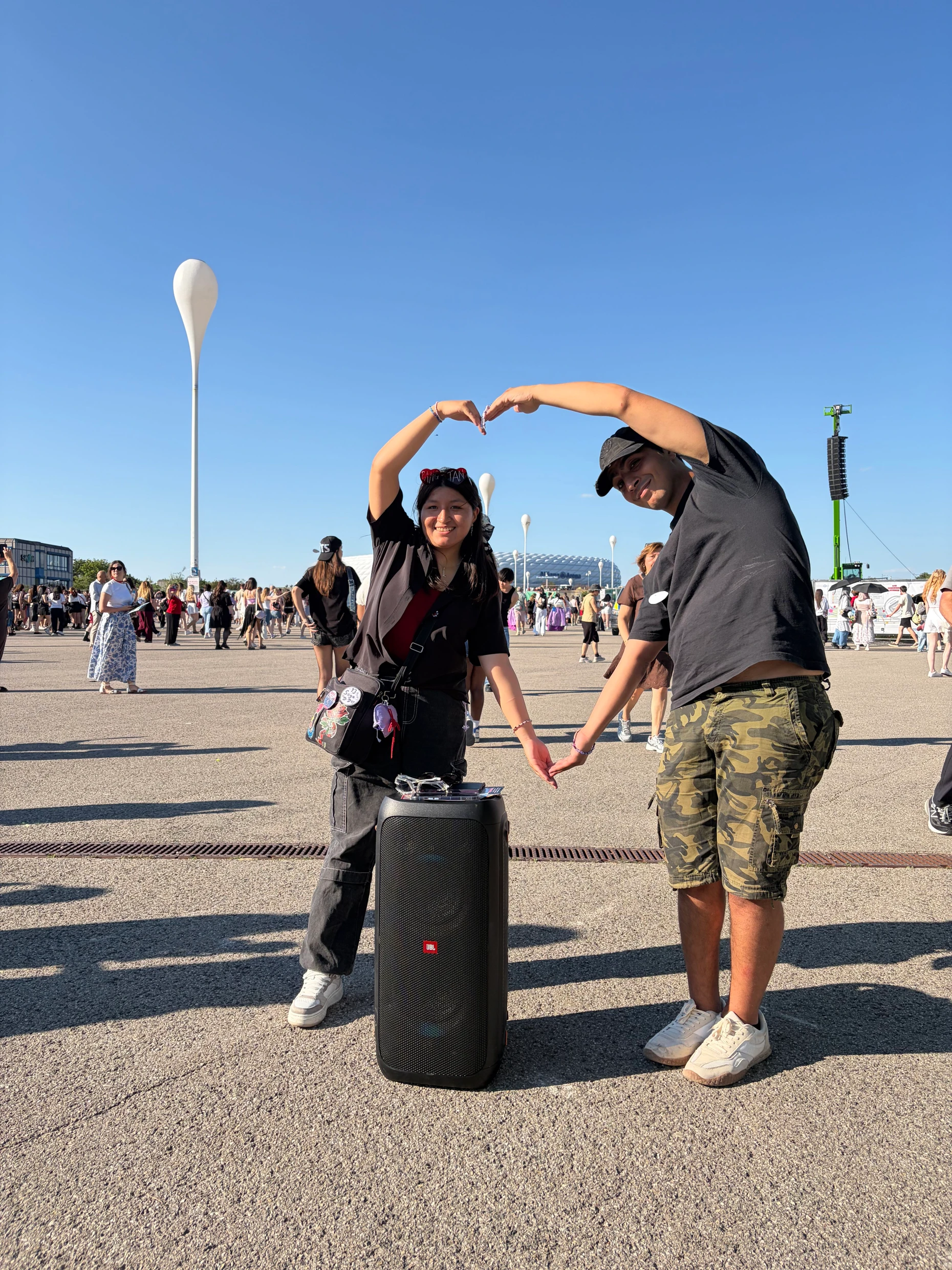 Hicham und Lee beschallen mit ihrem Lautsprecher die wartenden Fans schon vor dem Stadion