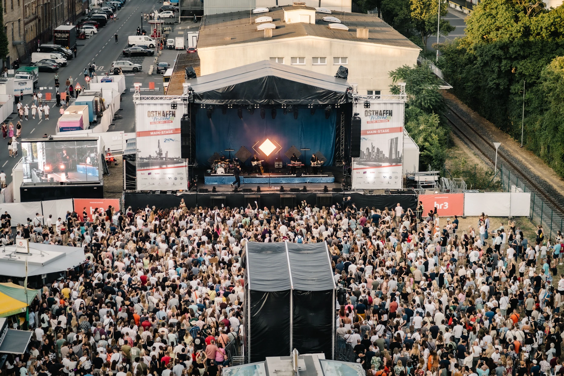 Livemusik im Osthafen: Auf der Hauptbühne tritt Sänger Kamrad auf.