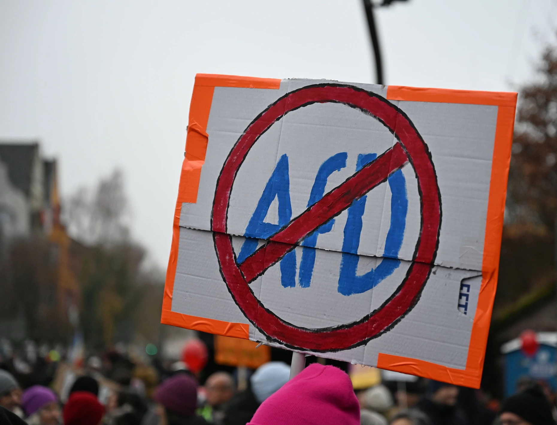 „Die AfD vergiftet die politische Auseinandersetzung“: Protestplakat bei einer Demonstration gegen die Neugründung der Jugendorganisation der AfD, aufgenommen im November 2025 in Gießen
