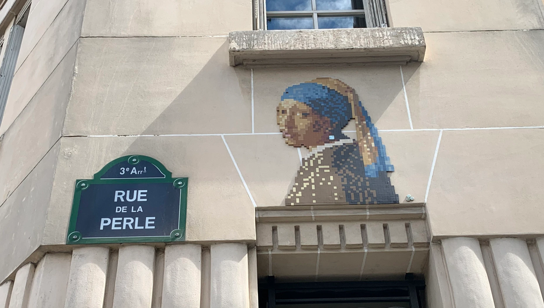 An passendem Ort in Paris: Invaders Hommage an Vermeer