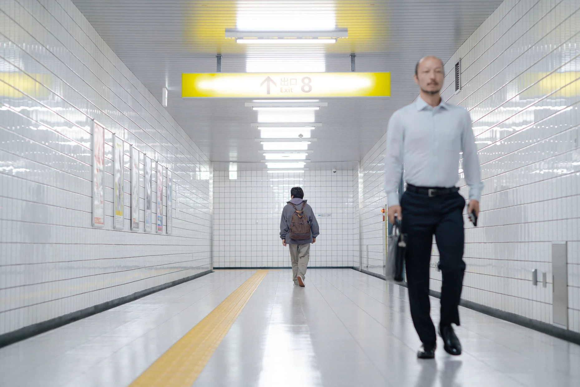 Ist das überhaupt noch ein Mensch oder schon eine Anomalie? Szene aus „Exit 8“
