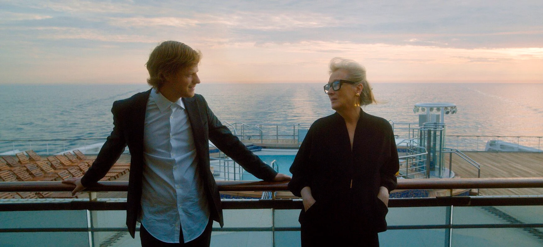Ein Schiff mit viel Zeit zum Reden: Lucas Hedges und Meryl Streep in dem Film „Let Them All Talk“.