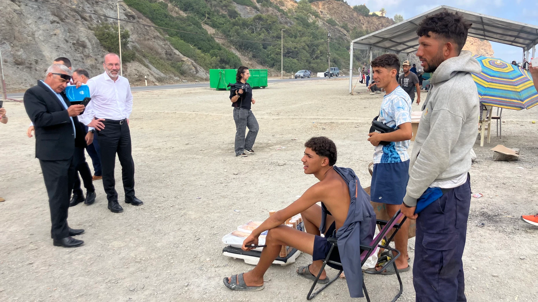 Manfred Weber mit Migranten am Strand von Ceuta