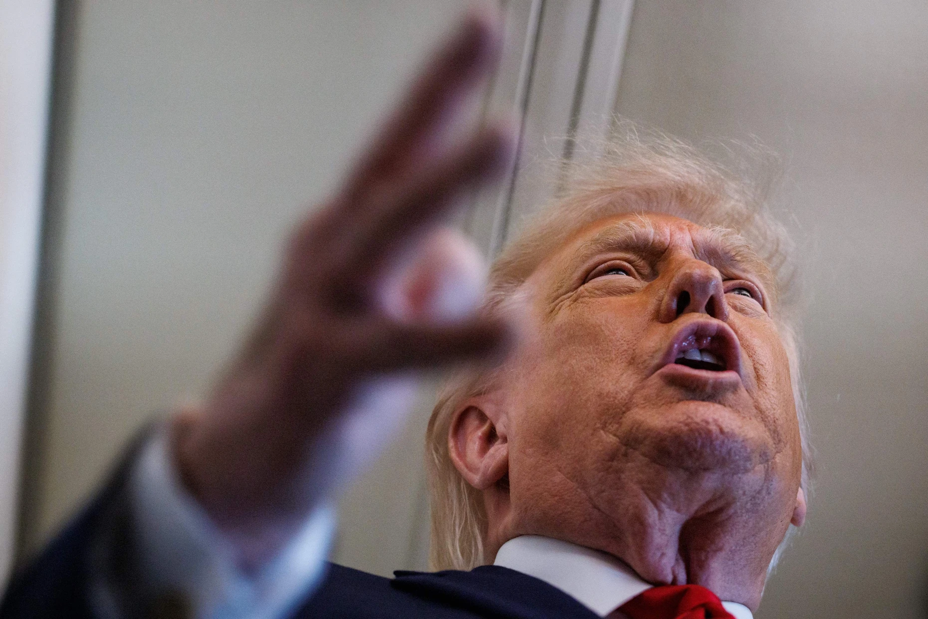 Trump in Erklärungsnot: Der US-Präsident im Gespräch mit Reportern an Bord der Air Force One am 5. Juni 2026