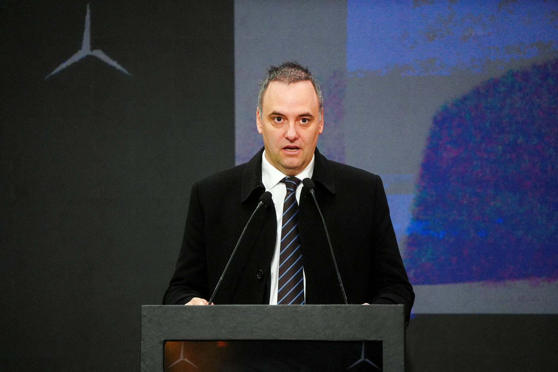 Mileis Kabinettschef Manuel Adorni bei einer Rede im Mai.