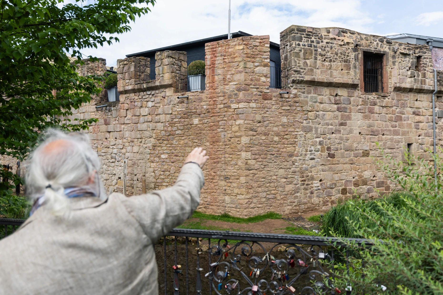 Repariert: Claus-Günther Kunzmann, Intendant der Burgfestspiele Bad Vilbel, zeigt auf die aufwendig sanierte Ecke der Burgmauer.