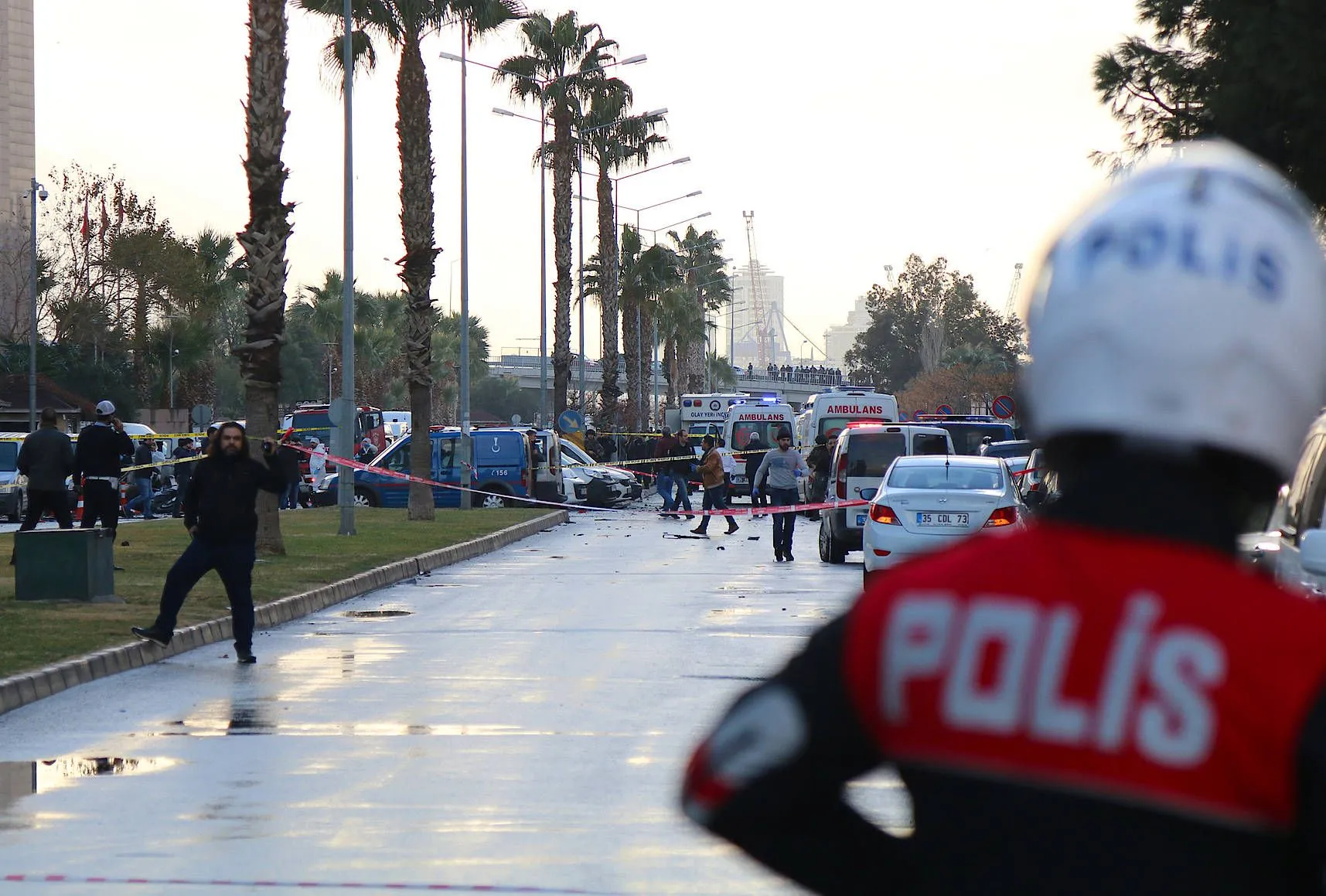 Polizisten riegeln den Ort des Geschehens ab.