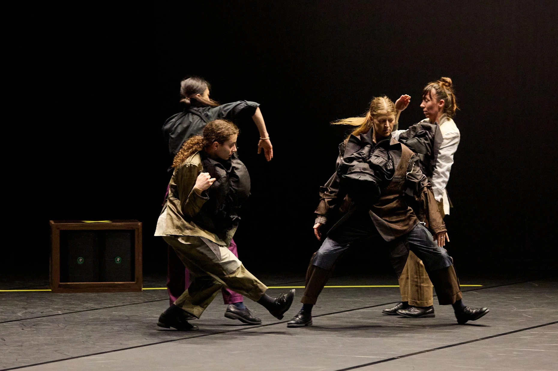 Szene aus Thomas Bradleys Tanzstück „Several Rhythms Sort Thoughtfully“
