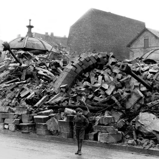Die Trümmer der zerstörten Liberalen Synagoge. Links oben ist die Haube eines gesprengten Turms zu erkennen.