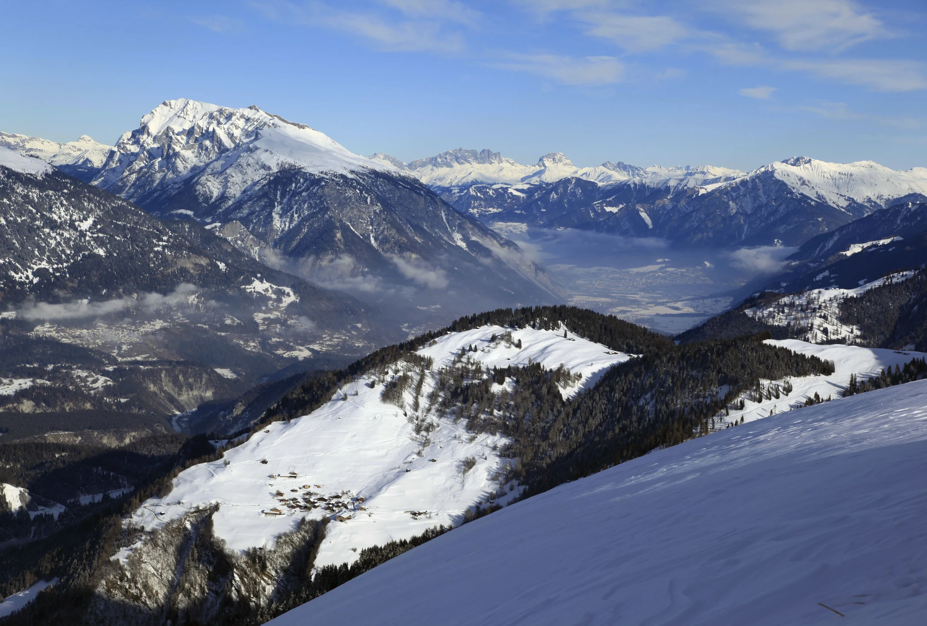 Aus den Schweizer Alpen unter anderem bei Chur speist sich der Rhein, den man auf diesem Foto von 2009 im Tal erkennen kann.