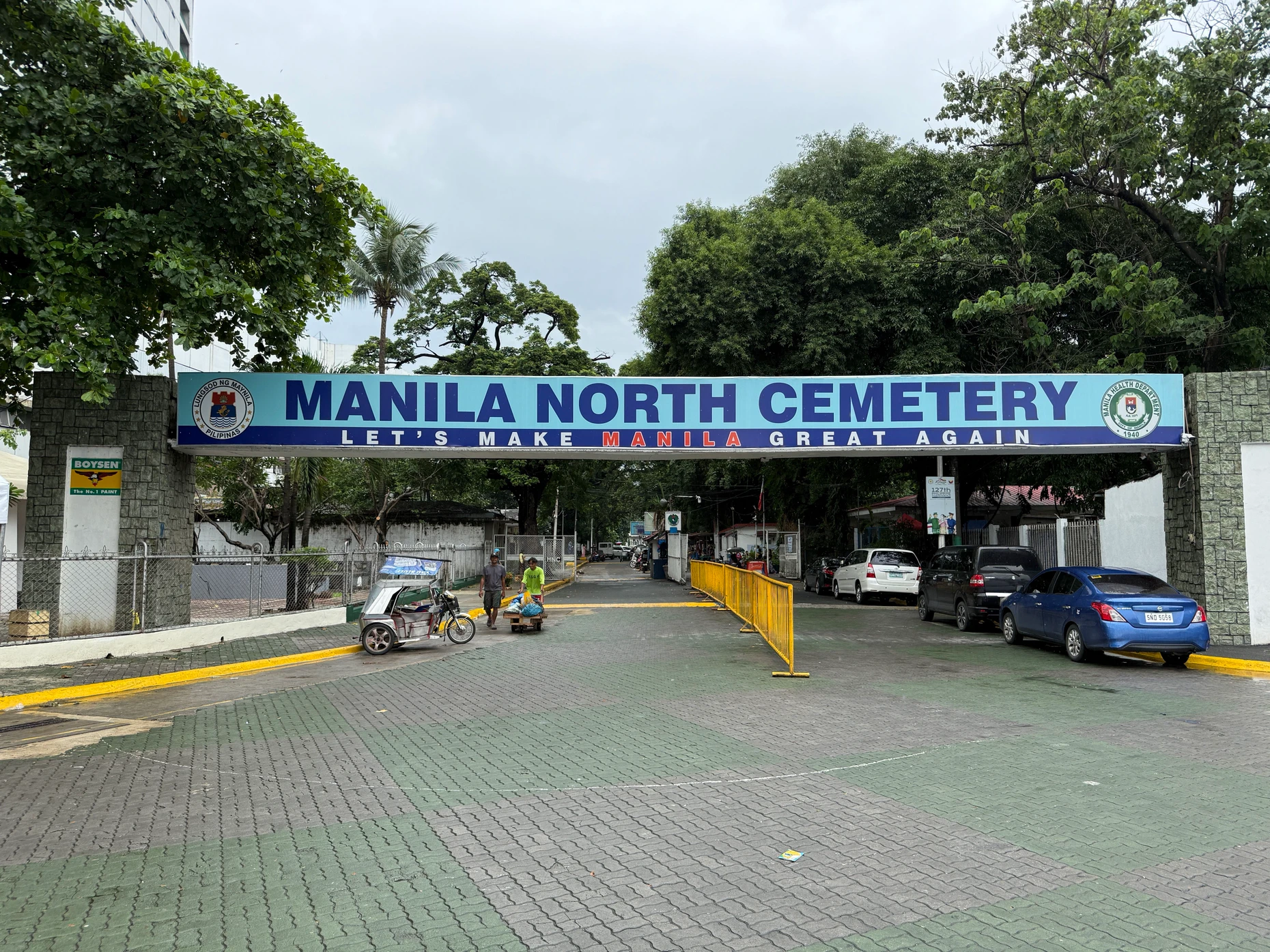 Eingang: Die Stadt sagt, der Friedhof sei für die Toten da, nicht für die Lebenden.
