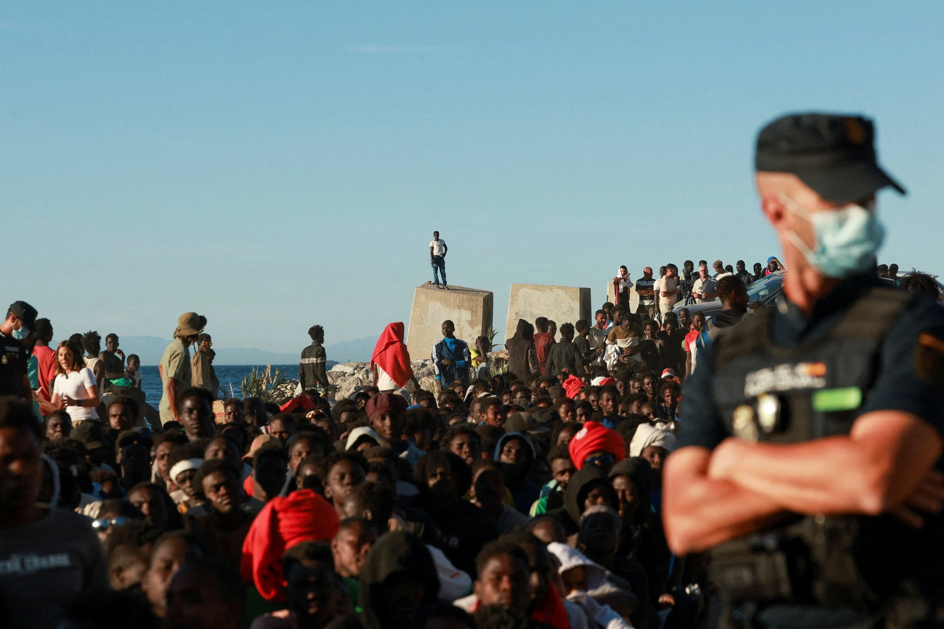 Migranten warten in Ceuta vor einer Ausgabestelle des Roten Kreuzes auf Wasser und Essen.