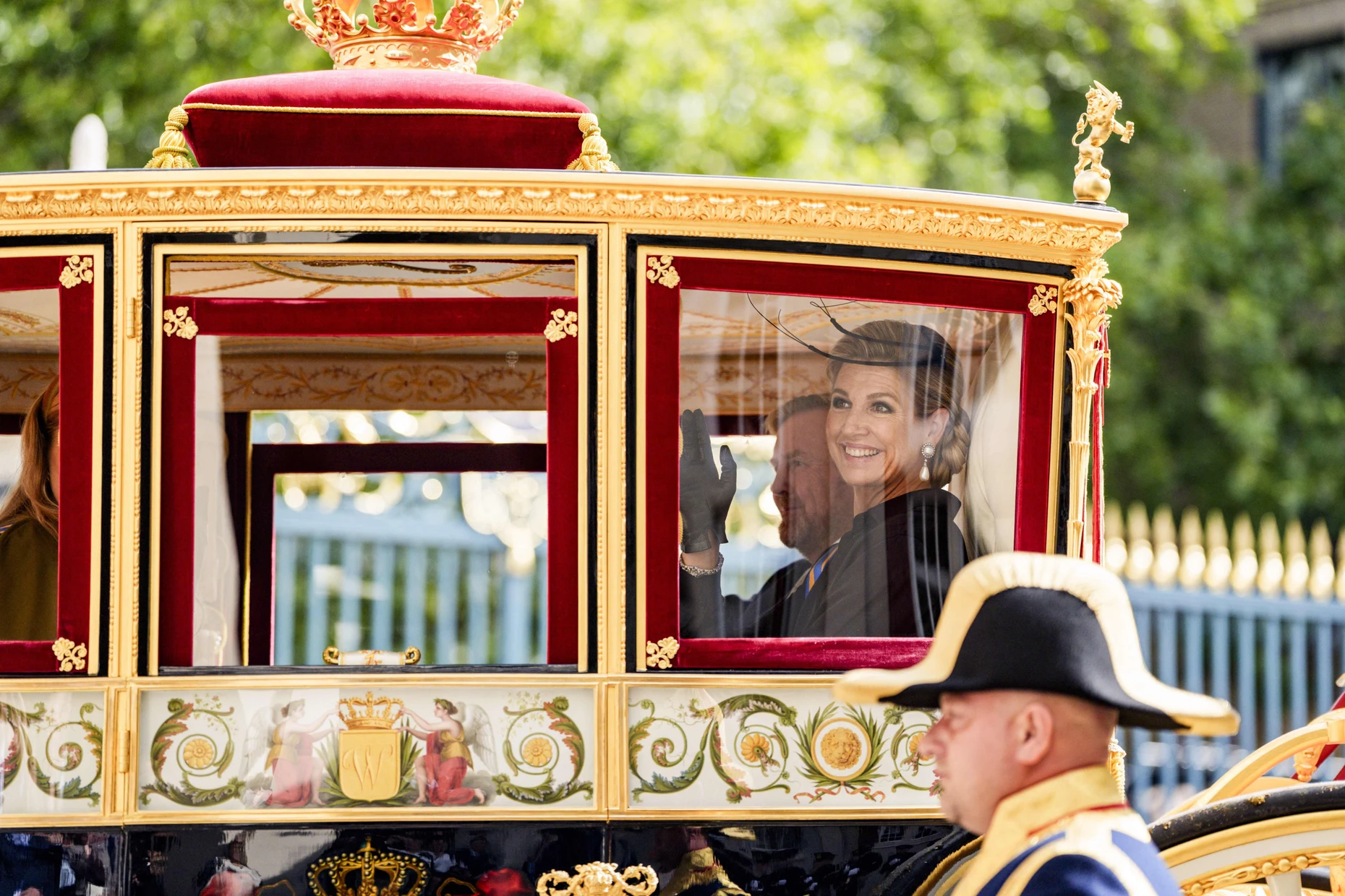 Am Prinsjesdag: König Willem-Alexander fährt mit seiner Frau Máxima mit der Gläsernen Kutsche vom Noordeinde-Palast in Den Haag zur Eröffnung des Sitzungsjahrs des niederländischen Parlaments.