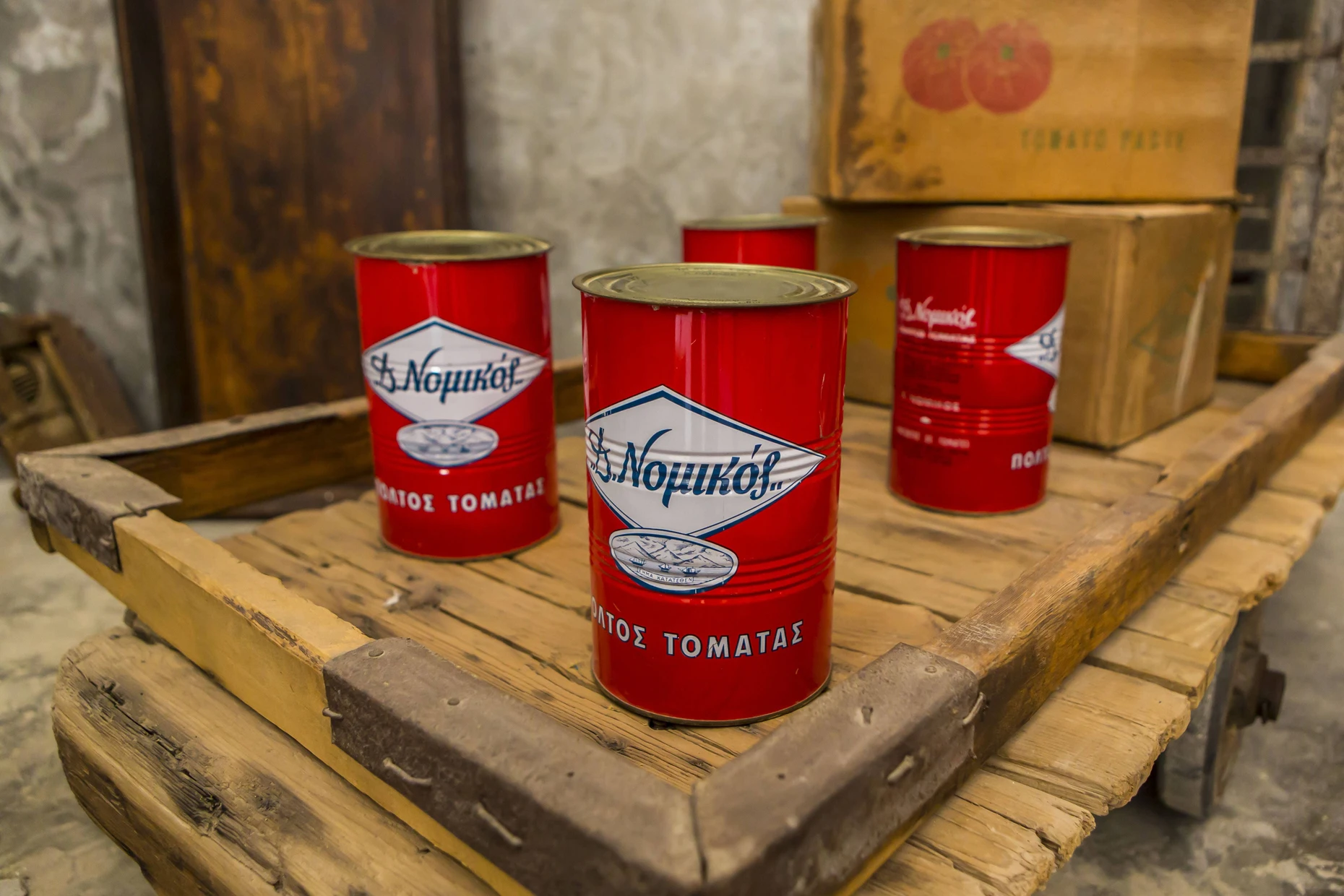 Das Industriemuseum D. Nomikos auf Santorin. Hier wurden bis in die 1980er Jahr Tomaten zu Tomatenmark verarbeitet.