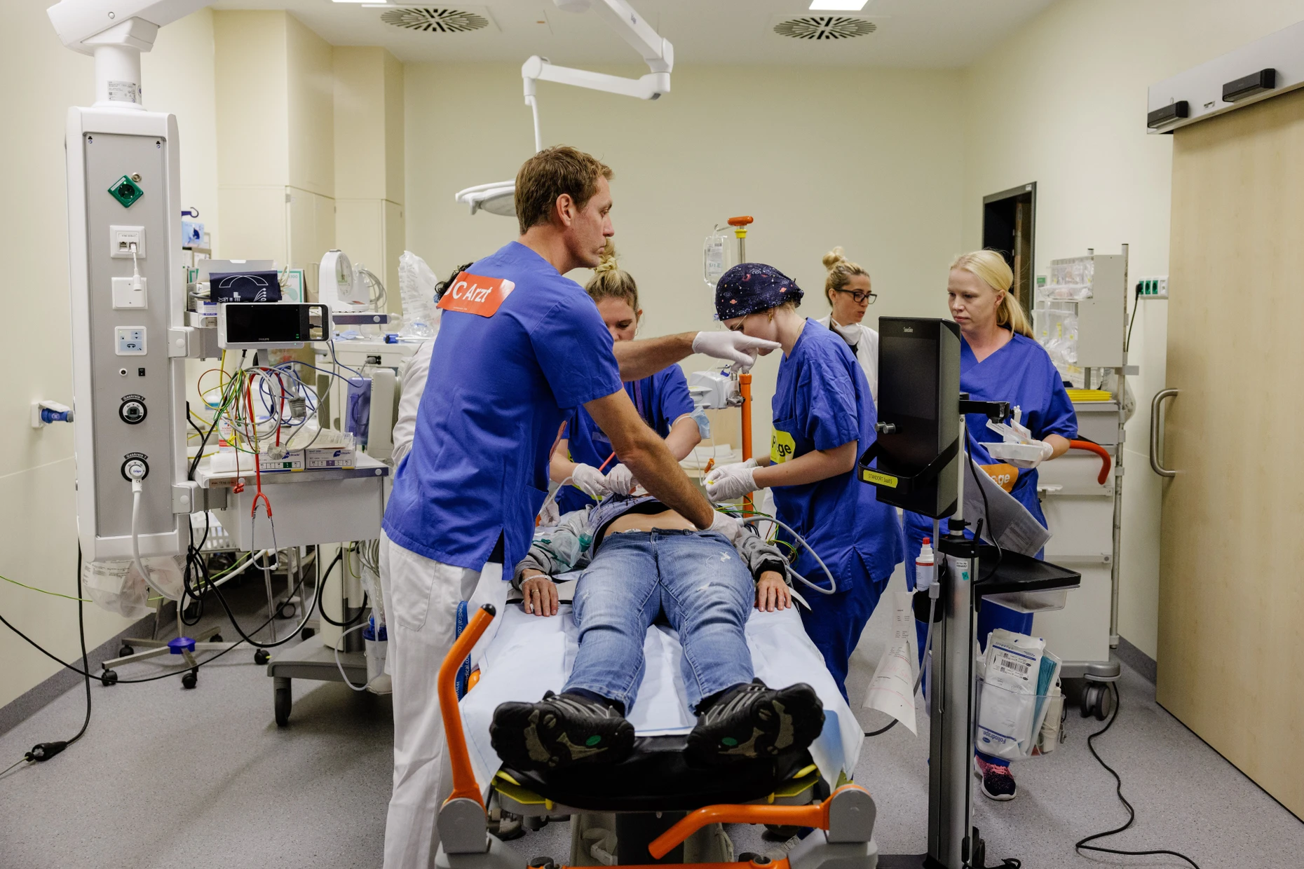 Hilfe: Ein Arzt versorgt einen Darsteller in einem Schockraum der Helios Dr. Horst Schmidt Kliniken.