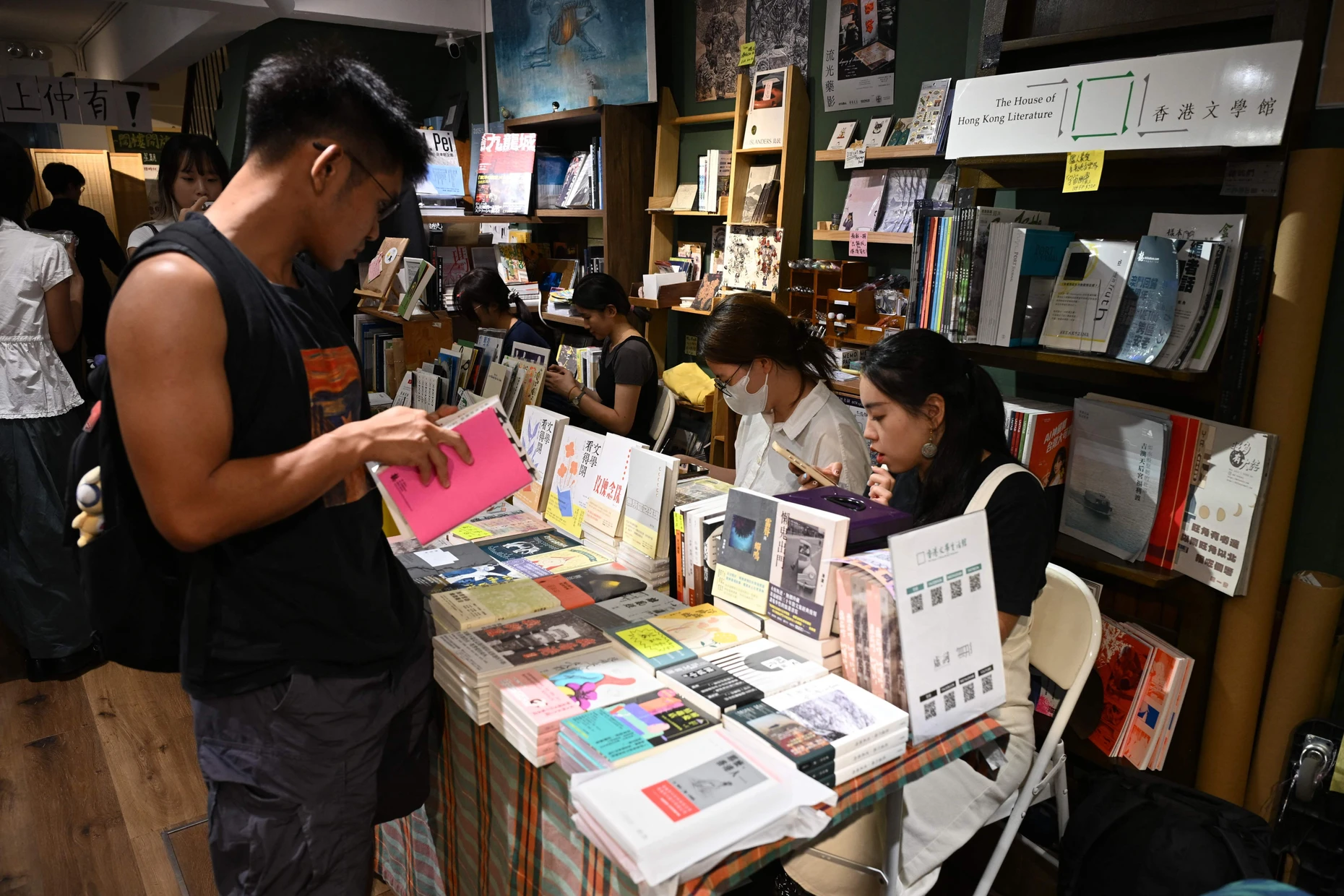 Fotos von der inoffiziellen Hong Kong Independent Book Fair zeigen, wie Besucher im Juli 2025 in Wongs Buchhandlung stöbern.