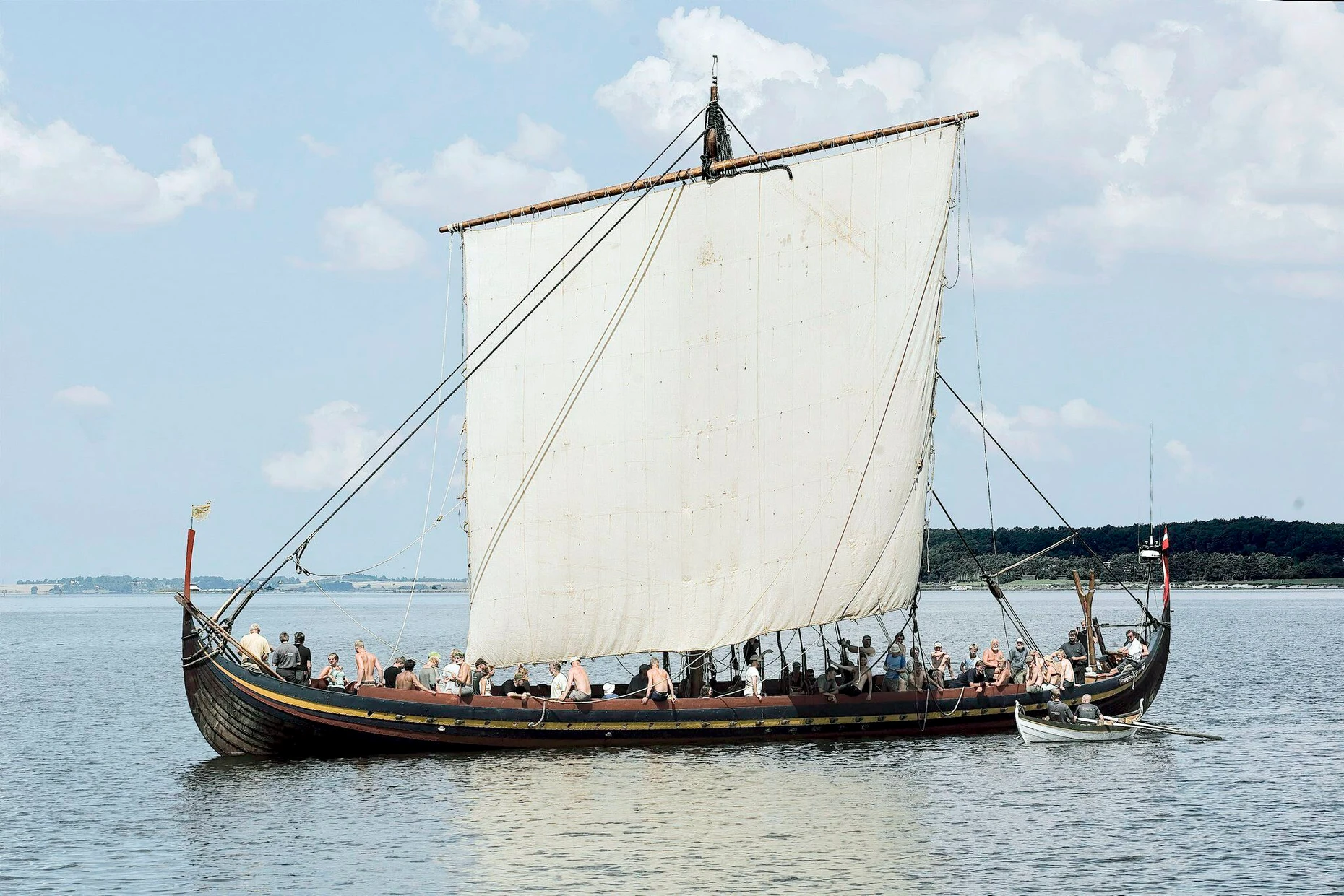 So sieht es aus, wenn unsere Zeitgenossen ein nachgebautes Wikingerschiff, die 30 Meter lange „Havhingsten“, in den Fjord von Roskilde steuern.
