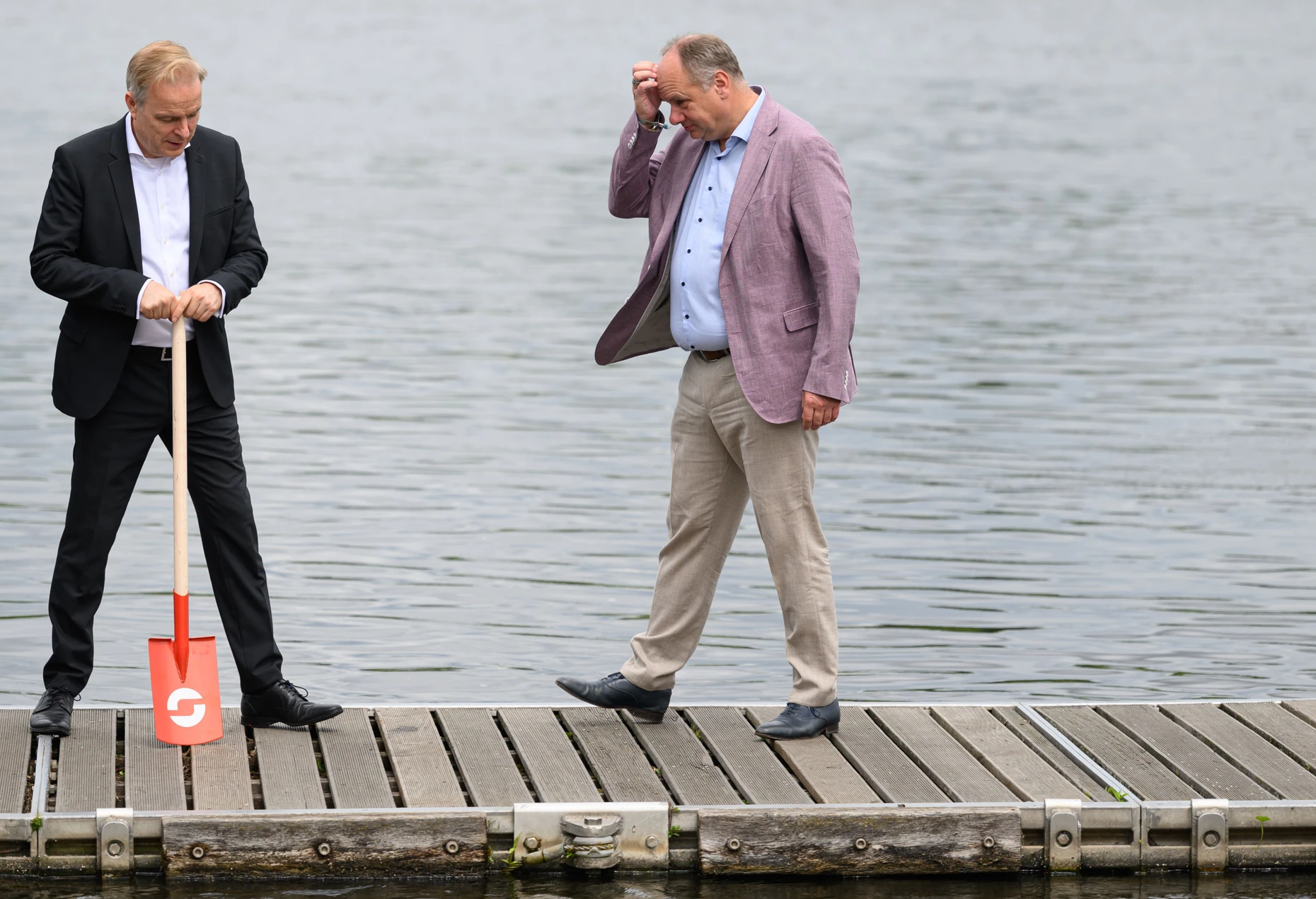 Neues Flusswasserwerk für das größte europäische Halbleitercluster in Dresden: Frank Brinkmann (l.), Vorstandsvorsitzender der Sachsen Energie, und Dirk Hilbert (FDP, r.), Oberbürgermeister der Stadt Dresden an der Elbe