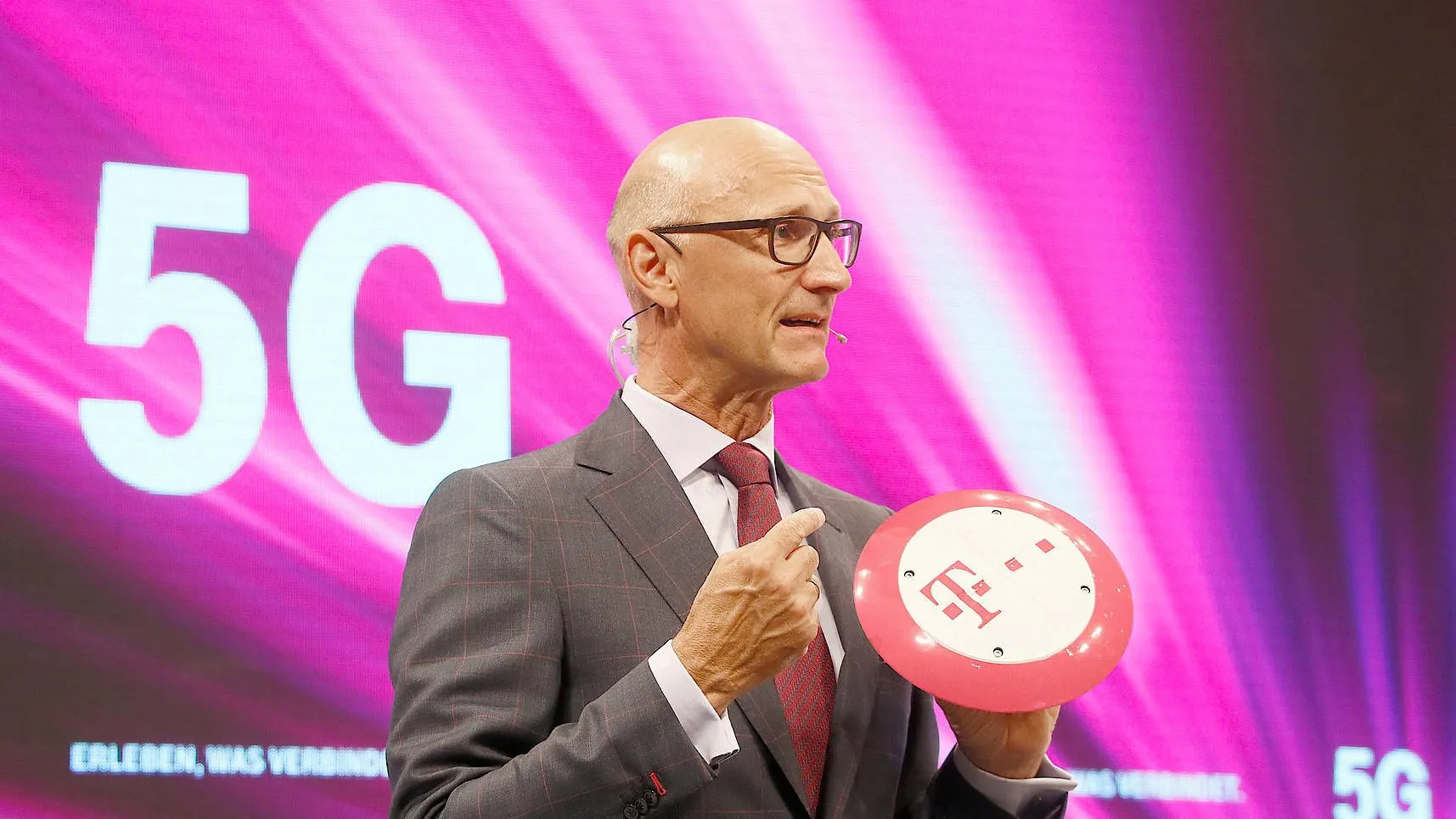 Der Deutschen Telekom um Vorstandschef Timotheus Hoettges droht eine teure Bieterschlacht um die wichtigen Frequenzen.